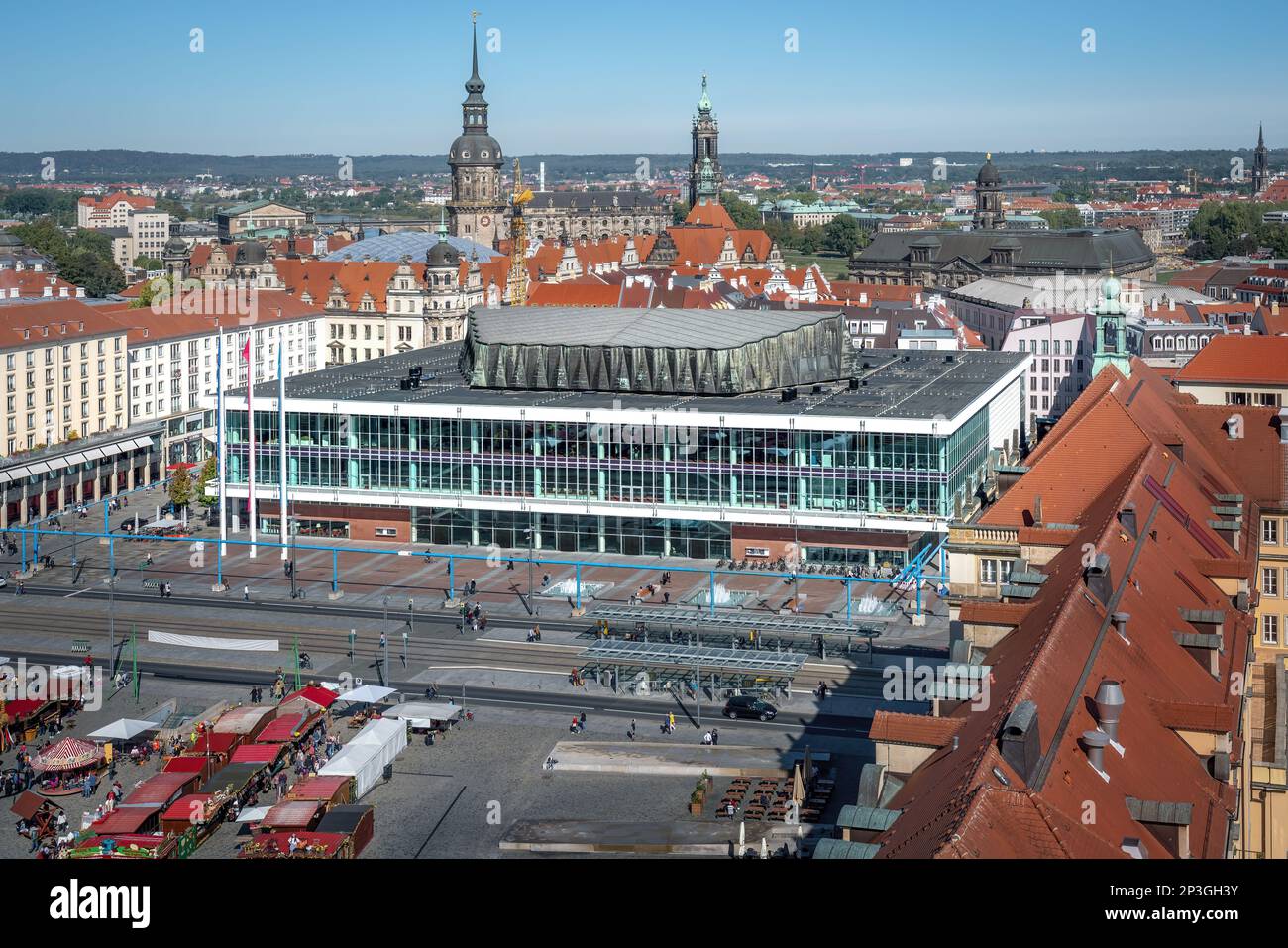 Veduta aerea del Palazzo della Cultura (Kulturpalast) in Piazza Altmarkt - Dresda, Sassonia, Germania Foto Stock
