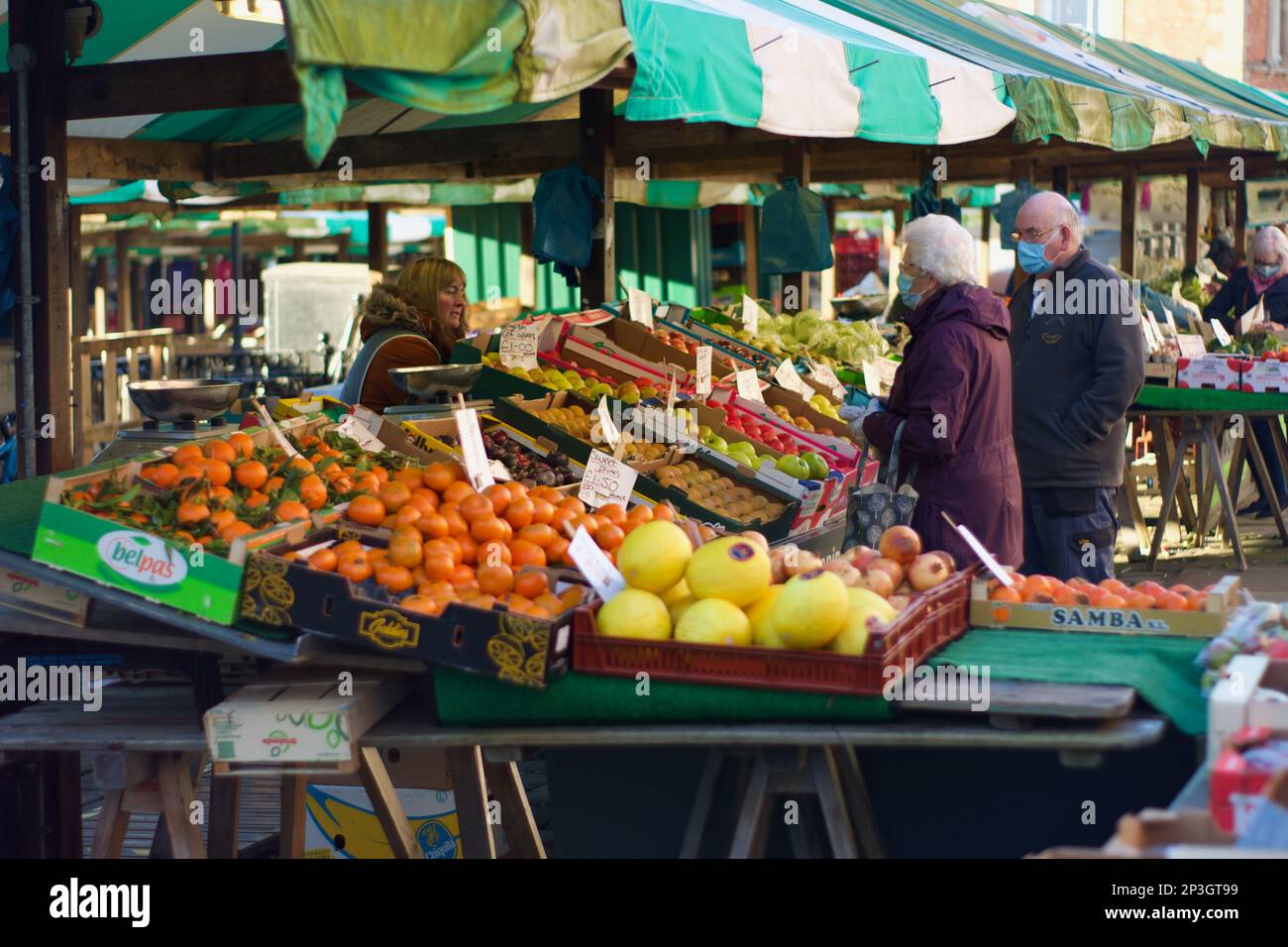 Un paio di botti di Covid acquistano frutta e verdura al Chesterfield Market (prodotti freschi di qualità di Ibbotson) Foto Stock