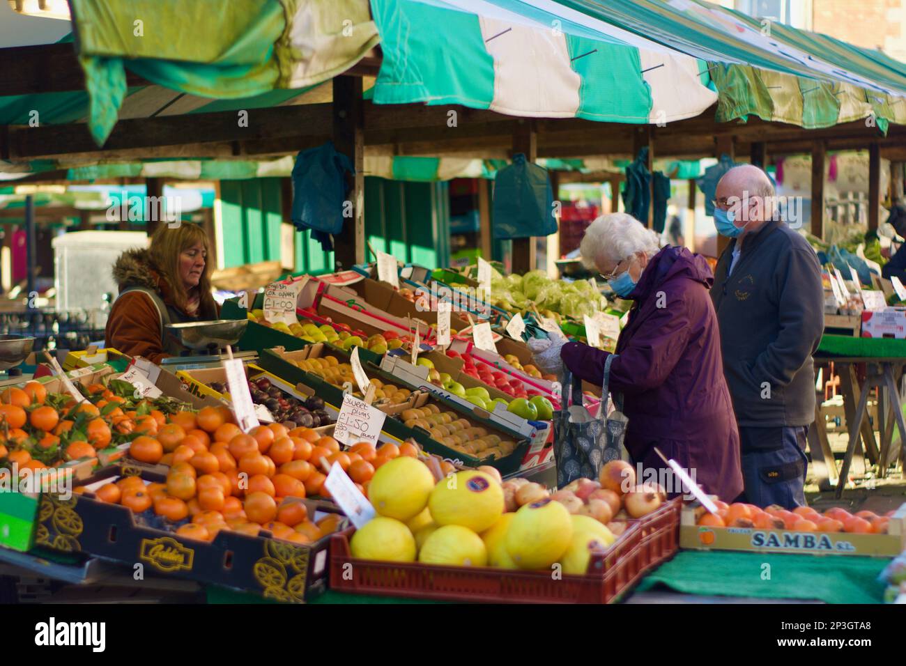 Un paio di botti di Covid acquistano frutta e verdura al Chesterfield Market (prodotti freschi di qualità di Ibbotson) Foto Stock