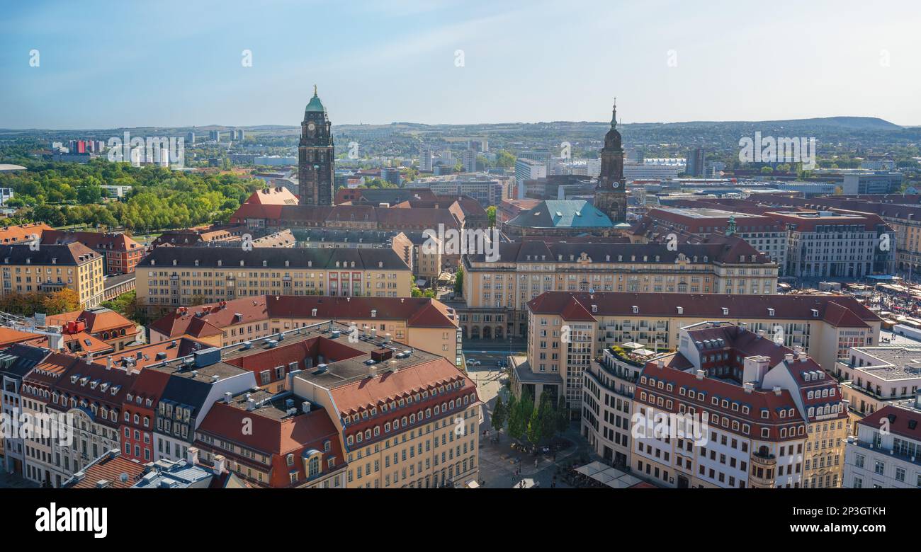 Veduta aerea del nuovo Municipio di Dresda e della Chiesa di Kreuzkirche - Dresda, Sassonia, Germania Foto Stock
