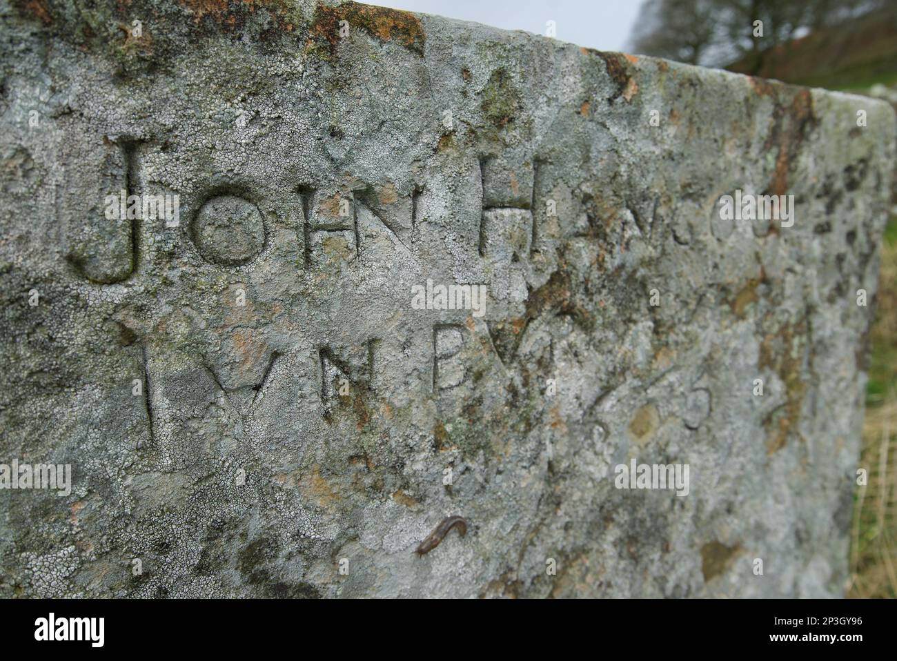 La tomba di John Hancock nel cimitero di famiglia. La famiglia morì di peste bubbonica a Eyam, Regno Unito, nel 1666. (Riley Graves, Riley Lane, Eyam, Derbyshire) Foto Stock