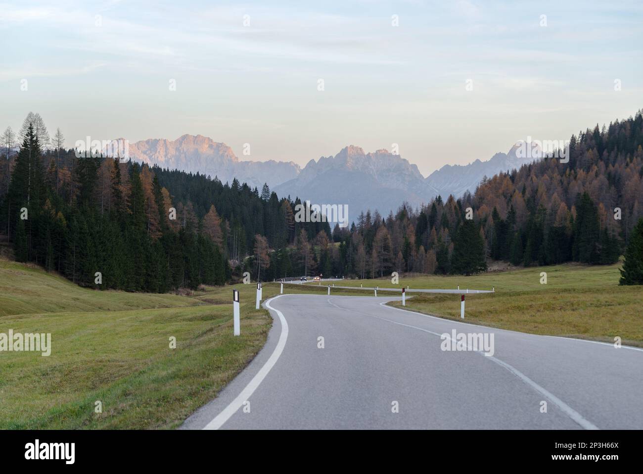 Strada di montagna vuota al Passo Monte Croce, Val Comelico, confine Veneto/Alto Adige, Italia Foto Stock