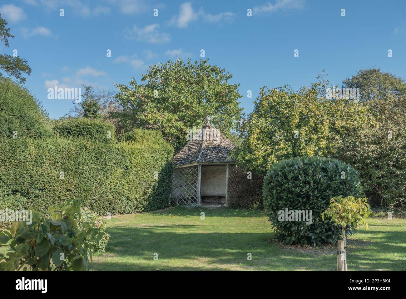 Gazebo in giardino , Kelmscott Manor, Kelmscott, Regno Unito Foto Stock