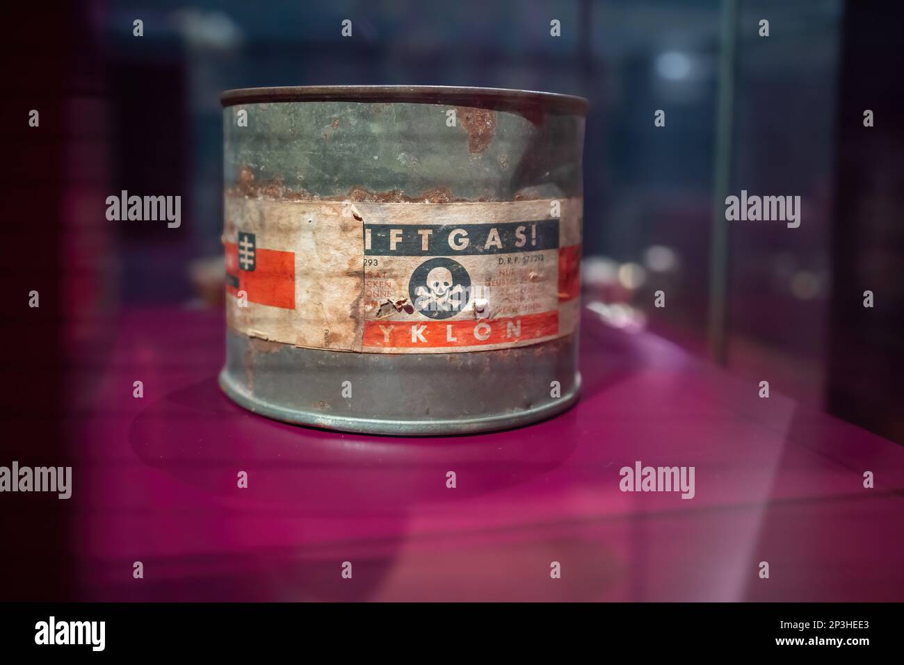 Lattina di Zyklon B gas velenoso utilizzato nei campi di concentramento tedeschi al Museo storico - Francoforte, Germania Foto Stock
