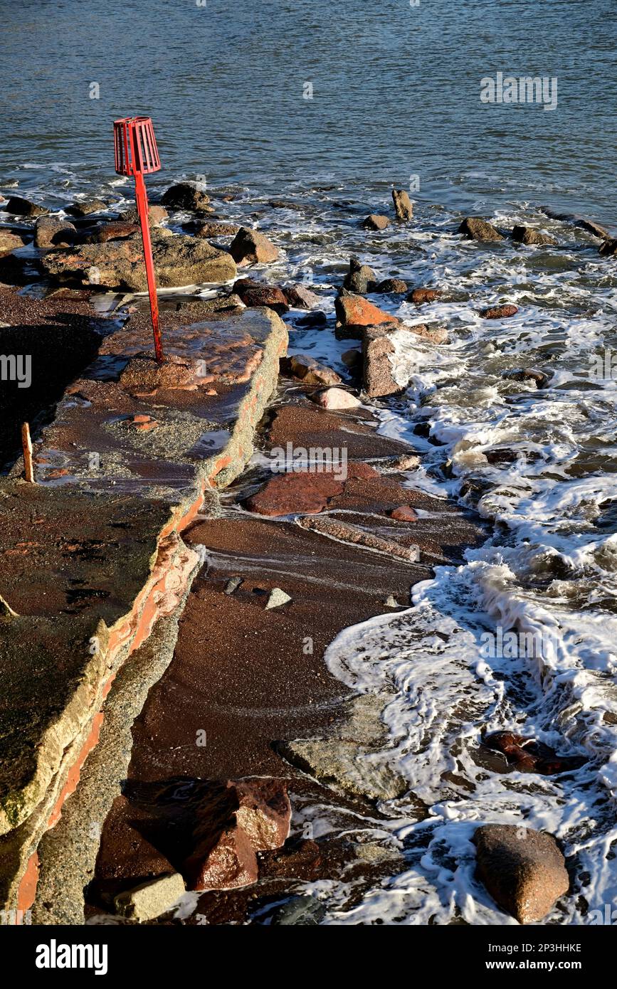 Bassa marea al dilapido frangiflutti a Sprey Point, Teignmouth, South Devon. Foto Stock
