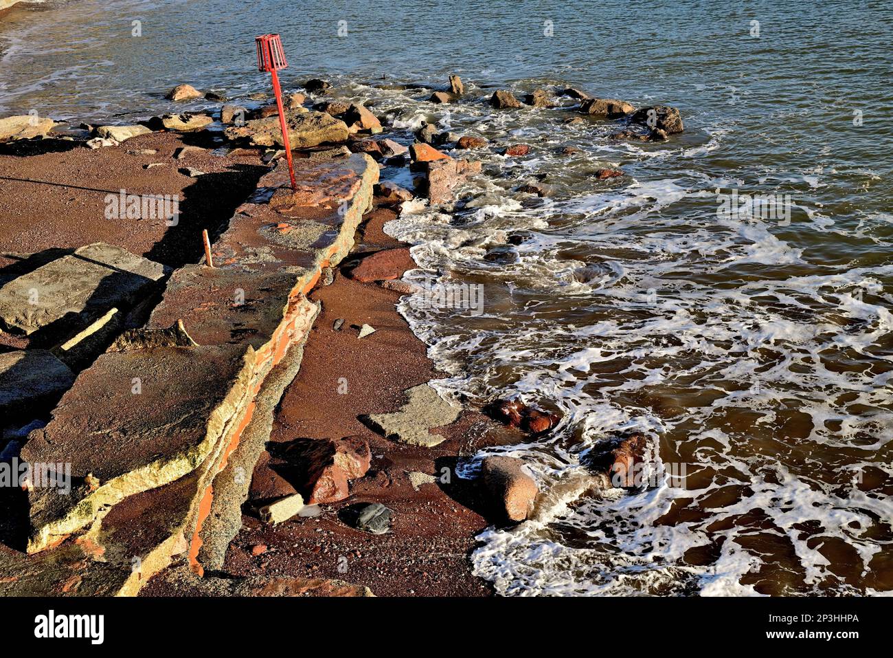 Bassa marea al dilapido frangiflutti a Sprey Point, Teignmouth, South Devon. Foto Stock