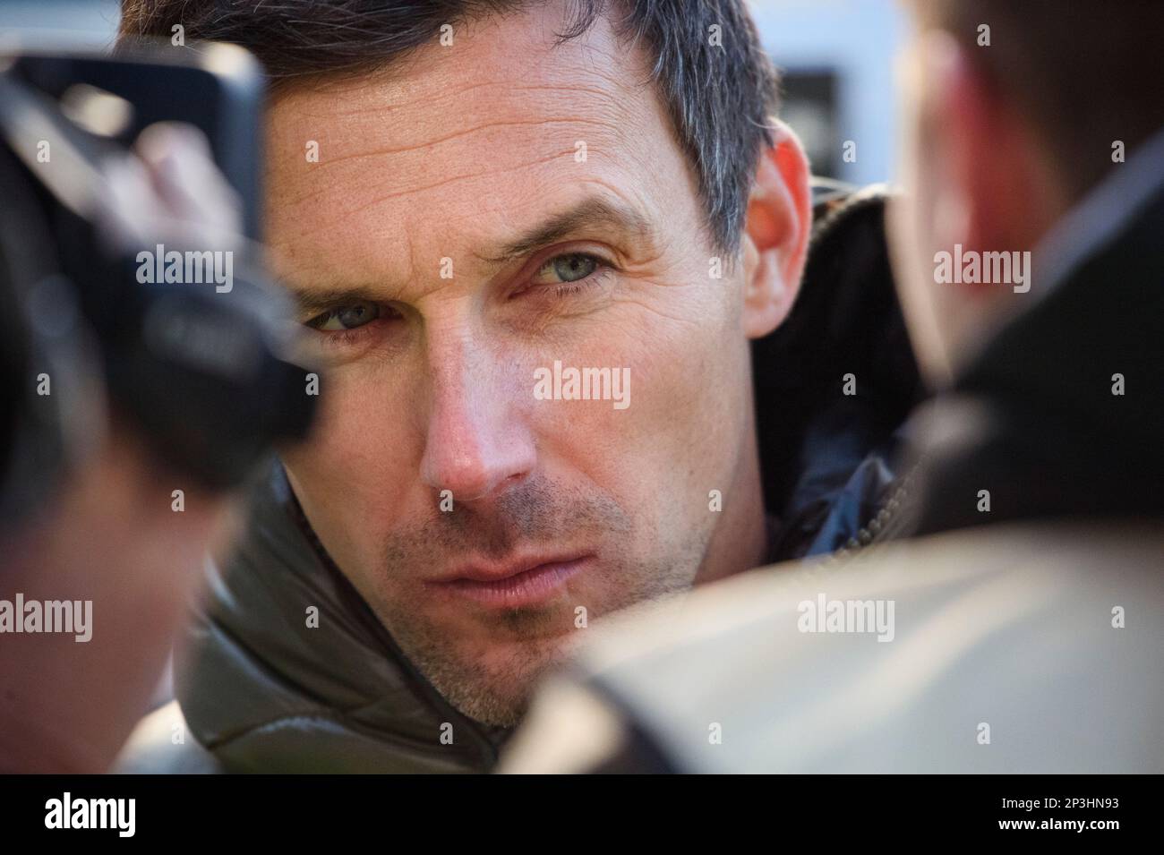 05 marzo 2023, Meclemburgo-Pomerania occidentale, Rostock: Calcio: 2nd Bundesliga, Hansa Rostock - Karlsruher SC, Matchday 23, Ostseestadion. Christian Eichner, allenatore di Karlsruhe, risponde alle domande di un reporter dopo il gioco. Foto: Gregor Fischer/dpa - NOTA IMPORTANTE: Conformemente ai requisiti della DFL Deutsche Fußball Liga e della DFB Deutscher Fußball-Bund, è vietato utilizzare o utilizzare fotografie scattate nello stadio e/o della partita sotto forma di sequenze di immagini e/o serie di foto simili a un video. Foto Stock