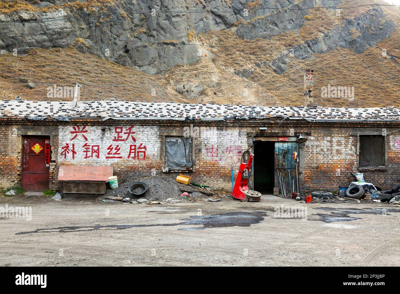 Officina di riparazione pneumatici. Montagne di Tien Shan, Regione Autonoma di Xinjiang, Cina. Foto Stock