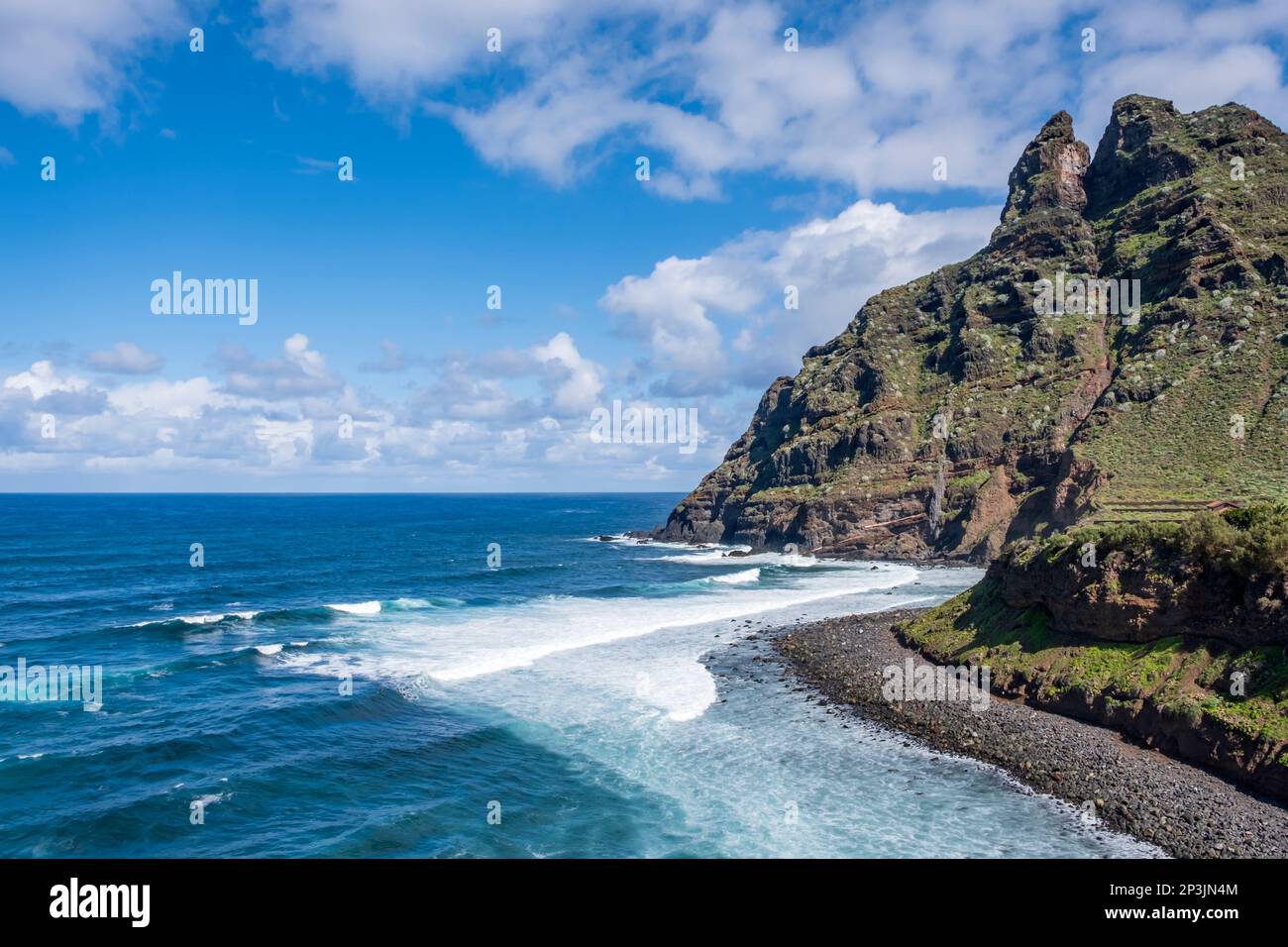 L'aspra costa di Punta del Hidalgo. Con le montagne di Anaga sullo sfondo, Tenerife, Isole Canarie. Foto Stock
