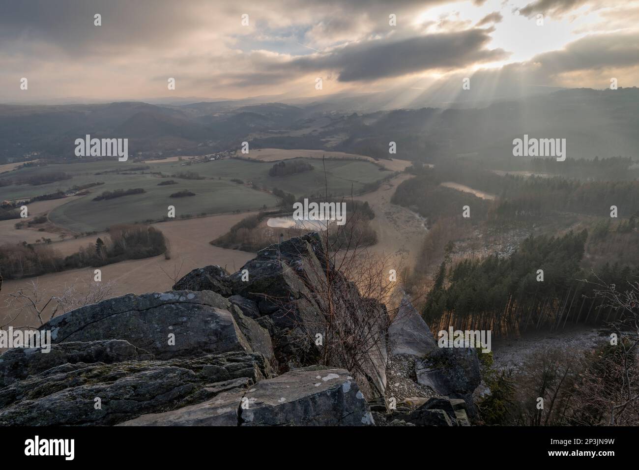 Paesaggio vicino alla roccia di Semnicka in inverno freddo mattina fresca Foto Stock