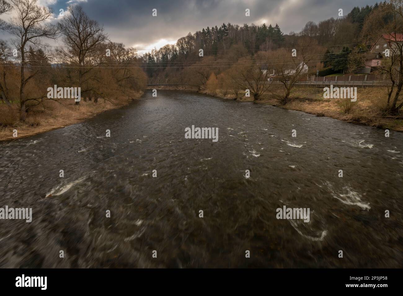 Fiume Ohre vicino al villaggio di Semnice in inverno freddo mattina nuvolosa Foto Stock