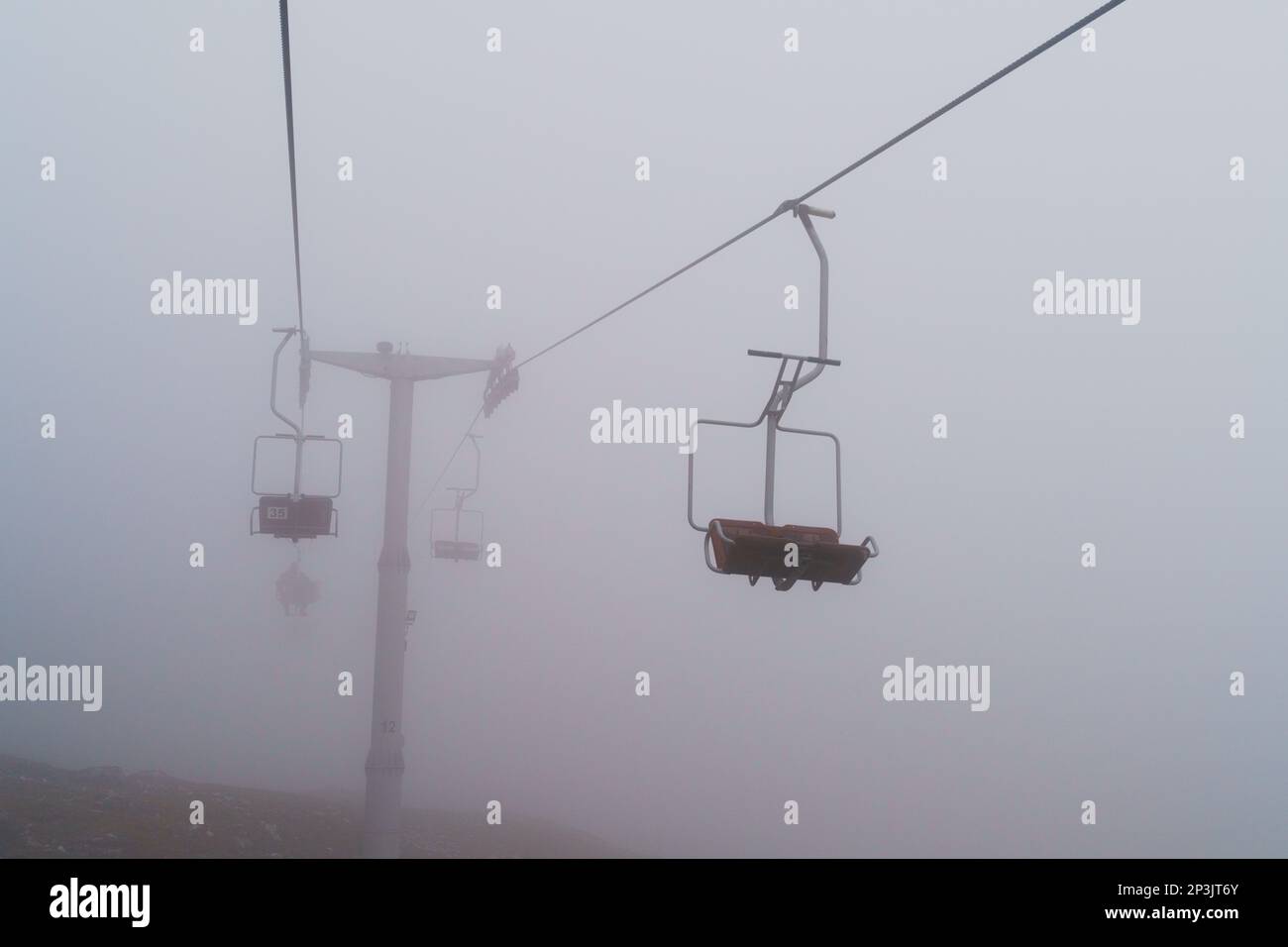 2022 12 30, Velika Planina, Slovenia: Seggiovia in nebbia profonda Foto Stock