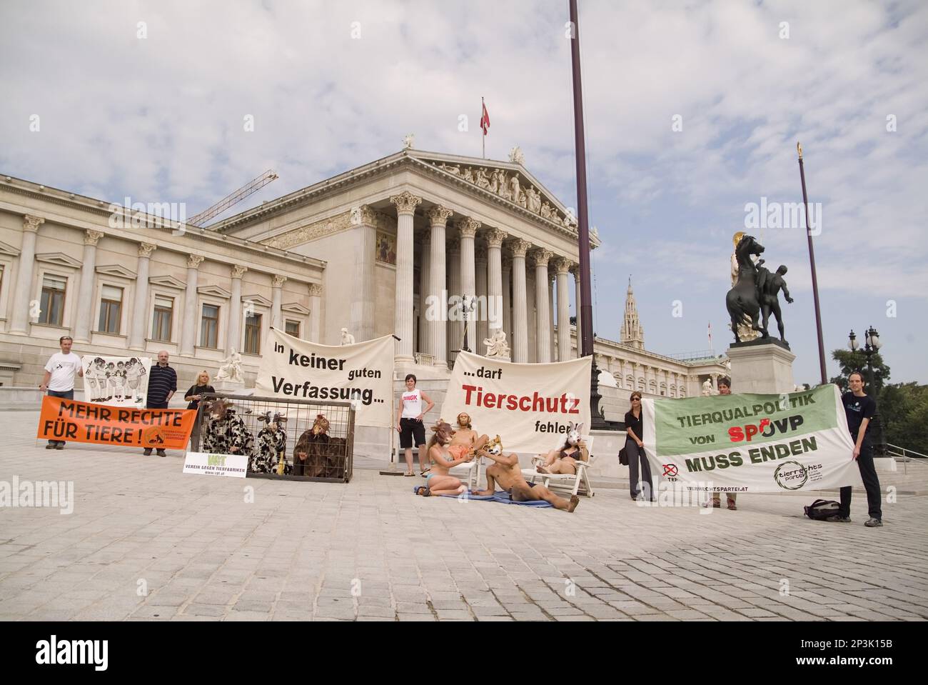 Vienna, Austria. Settembre 3rd, 2008. Dimostrazione della protezione degli animali (VGT) davanti al Parlamento a Vienna. Banner che legge 'più diritti per gli animali' Foto Stock