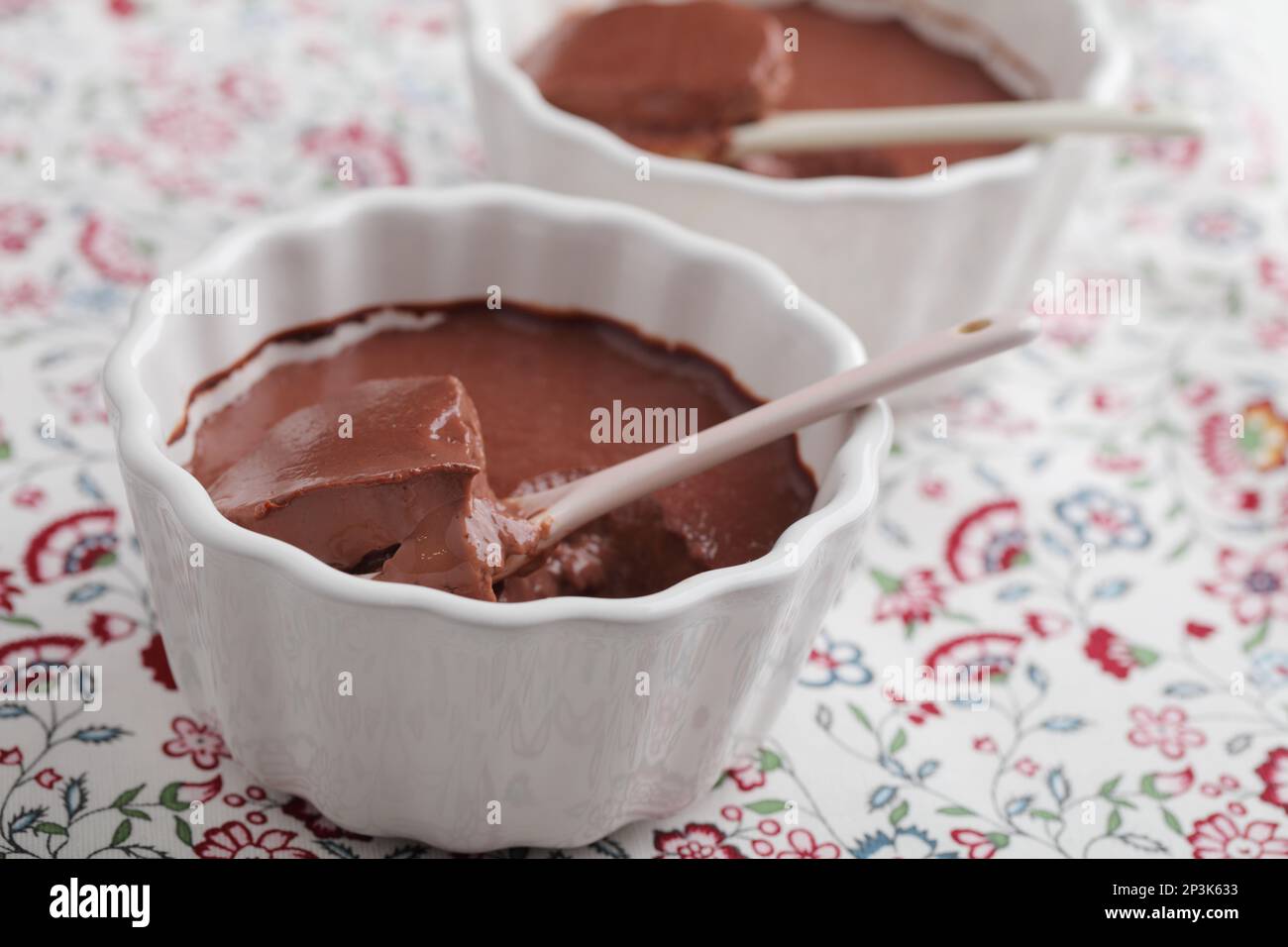 Macrofo di budino al cioccolato servito in piatti da forno Foto Stock