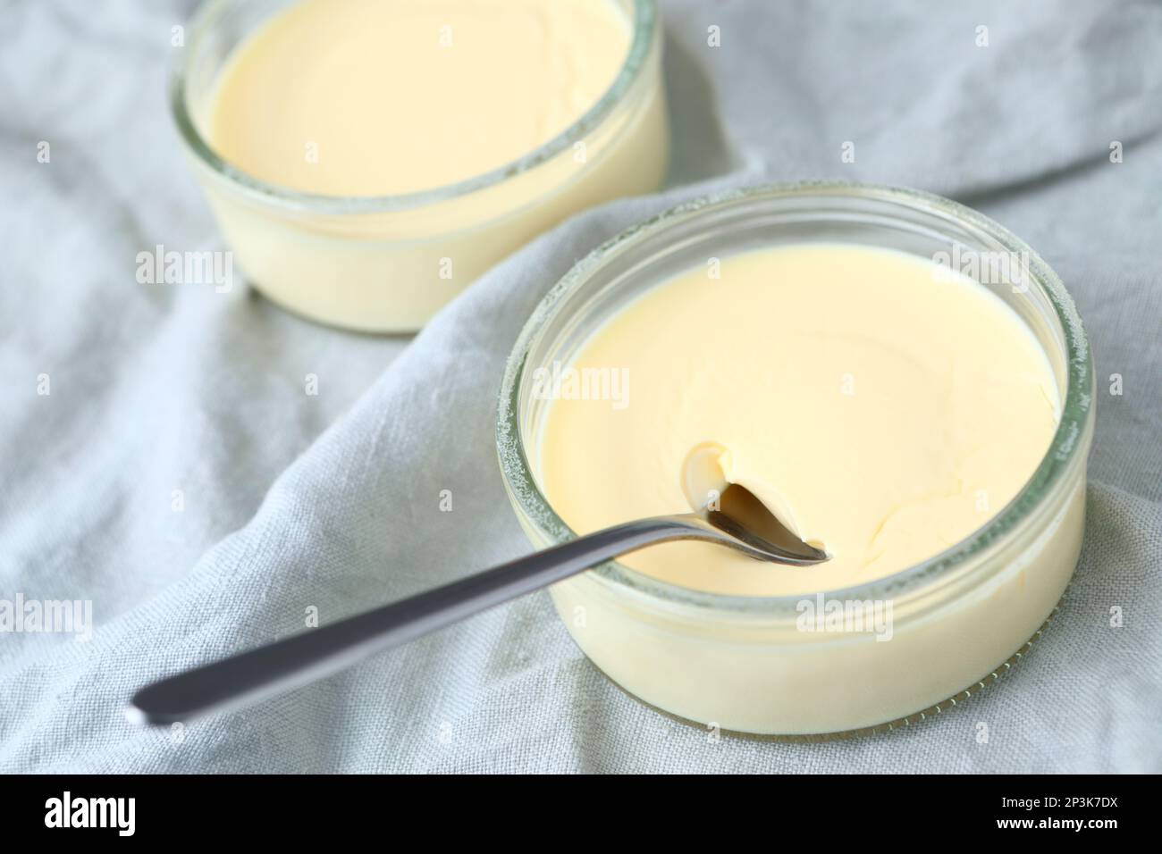 Due porzioni di dessert crema catalana su una tovaglia ciano Foto Stock