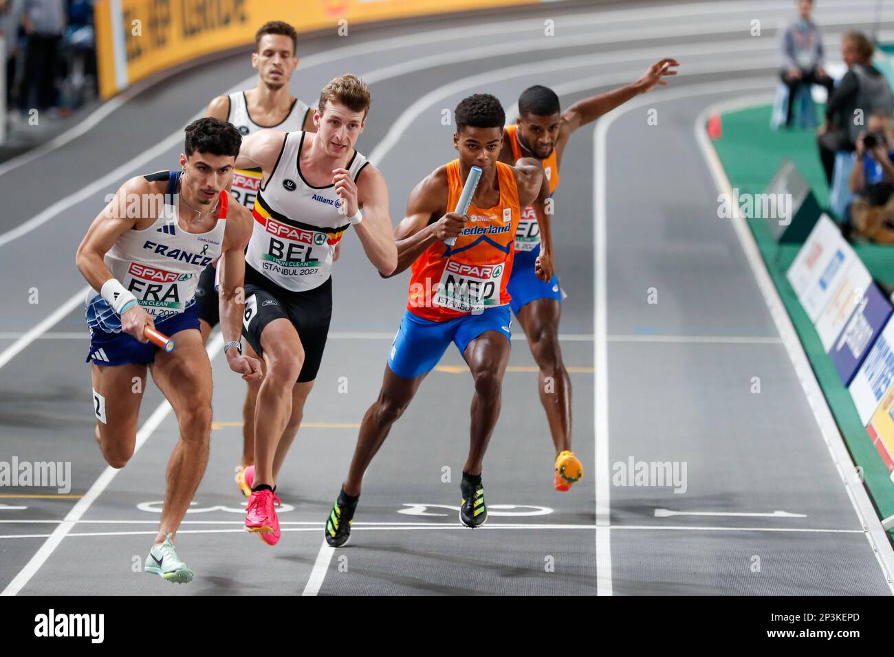 ISTANBUL, TURCHIA - 5 MARZO: Isaya Klein Ikkink dei Paesi Bassi e Isayah Boers dei Paesi Bassi in gara nel 4x400m maschile durante il giorno 3 dei Campionati europei di atletica al coperto presso l'Atakoy Athletics Arena il 5 marzo 2023 a Istanbul, Turchia (Foto di Nikola Krstic/BSR Agency) Foto Stock