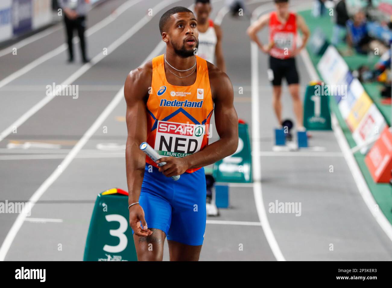 ISTANBUL, TURCHIA - 5 MARZO: Isayah Boers dei Paesi Bassi prima di competere nel 4x400m maschile durante il giorno 3 dei Campionati europei di atletica indoor all'Atakoy Athletics Arena il 5 marzo 2023 a Istanbul, Turchia (Foto di Nikola Krstic/BSR Agency) Foto Stock