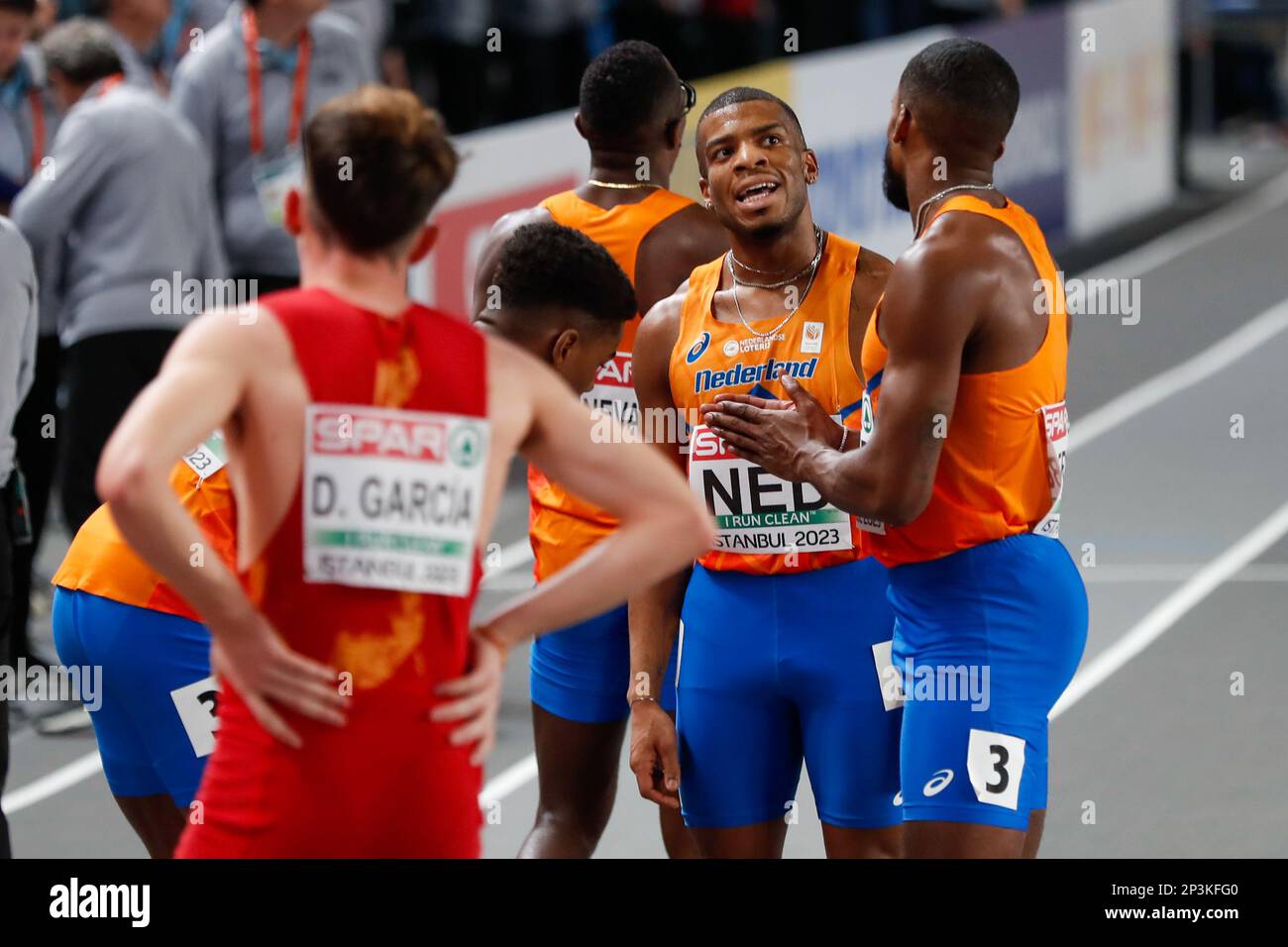 ISTANBUL, TURCHIA - 5 MARZO: Ramsey Angela dei Paesi Bassi e Isayah Boers dei Paesi Bassi che gareggiano nei 4x400m maschili durante il giorno 3 dei Campionati europei di atletica al coperto all'Atakoy Athletics Arena il 5 marzo 2023 a Istanbul, Turchia (Foto di Nikola Krstic/BSR Agency) Foto Stock