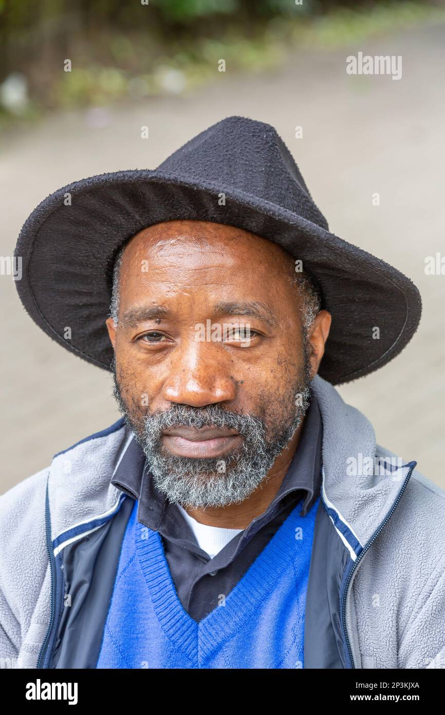 Ritratto di un uomo che indossa un cappello nero. Halle Gate, Bruxelles Foto Stock