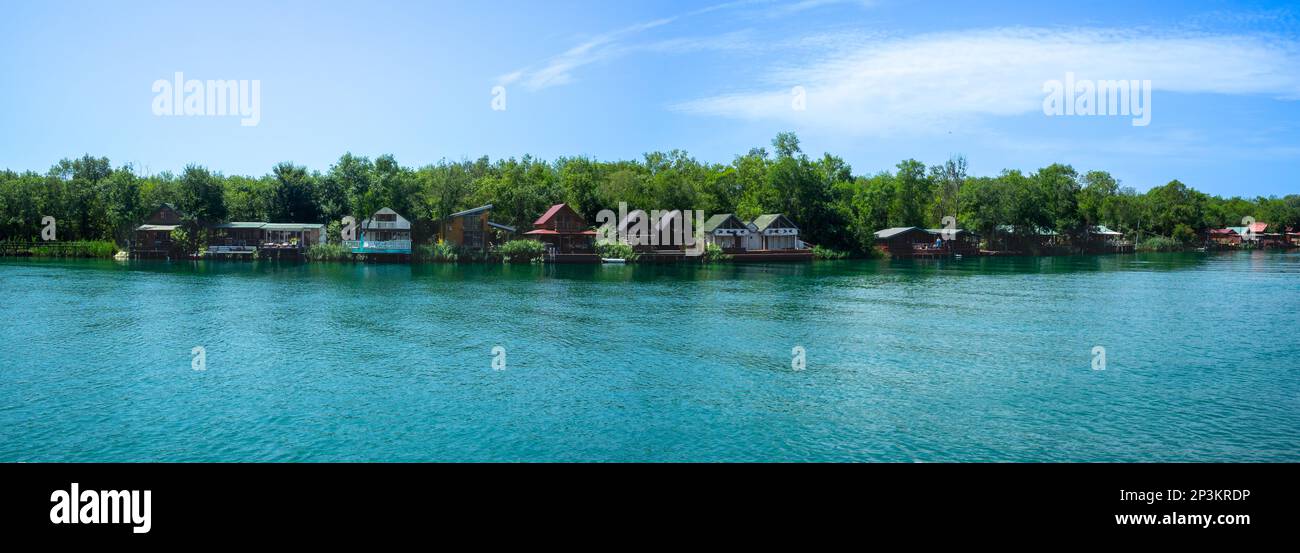 Bojana Island case in legno sul fiume Foto Stock