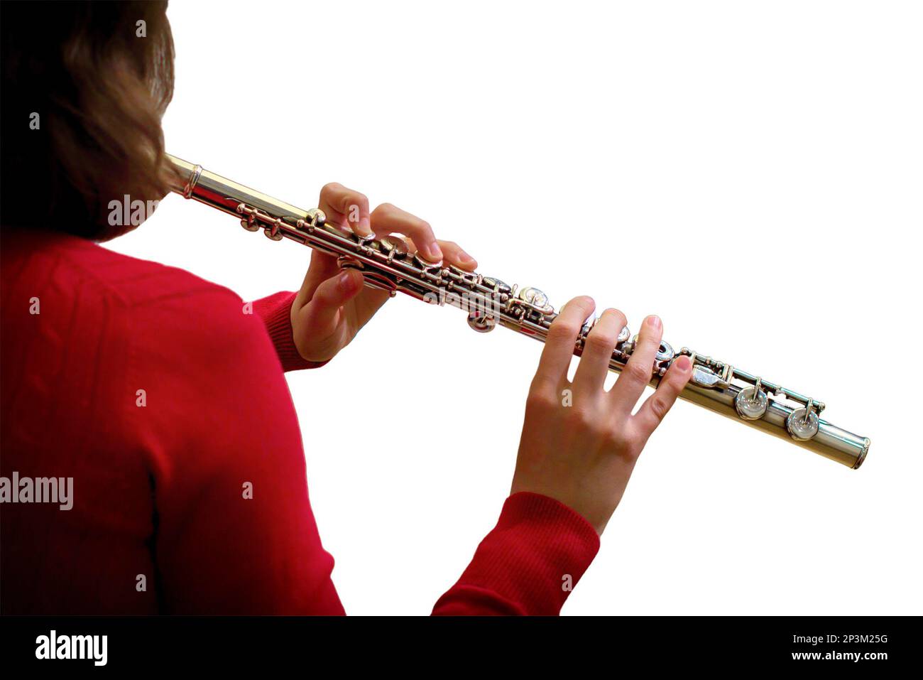 La donna tiene un grande flauto da concerto (in mani ravvicinate), isolato su uno sfondo bianco. Musicista professionista alla prova Foto Stock