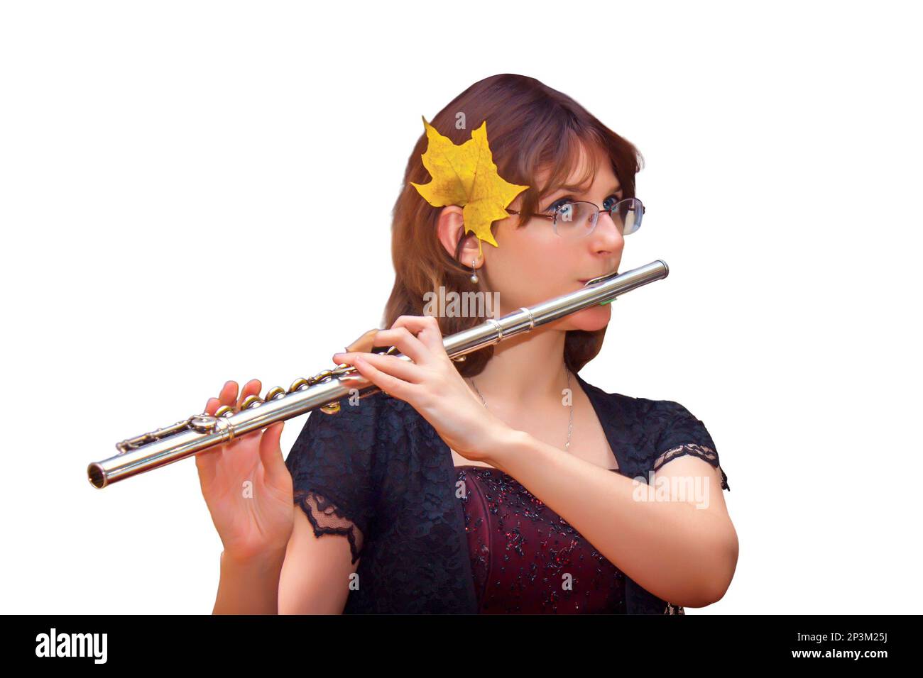 La donna gioca un grande flauto trasversale d'argento, isolato su uno sfondo bianco. Una donna in abiti viola soffia un flauto ad un concerto. Nelle mani di Foto Stock