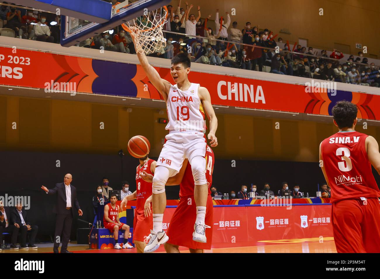 ChinaHH Cui Yongxi in azione durante la FIBA basketball World Cup 2023 Asia qualificatore partita di Cina contro Iran, Tseun WAN Sports Centre. 26FEB23. SCMP/Dickson Lee Foto Stock