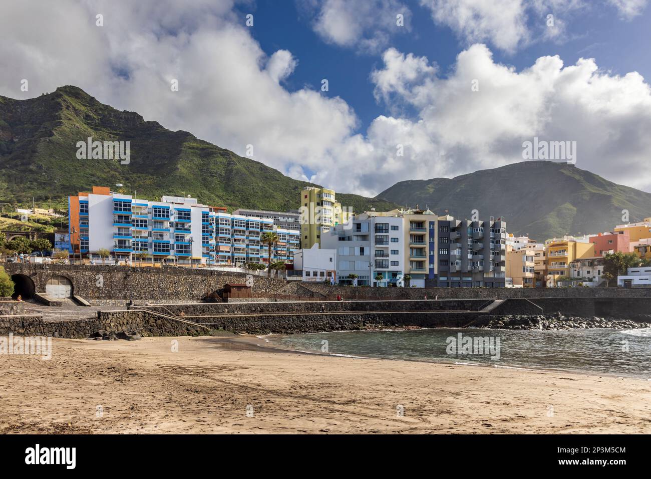 La spiaggia di sabbia e il lungomare della località turistica costiera di Bajamar a Tenerife, Isole Canarie. Foto Stock