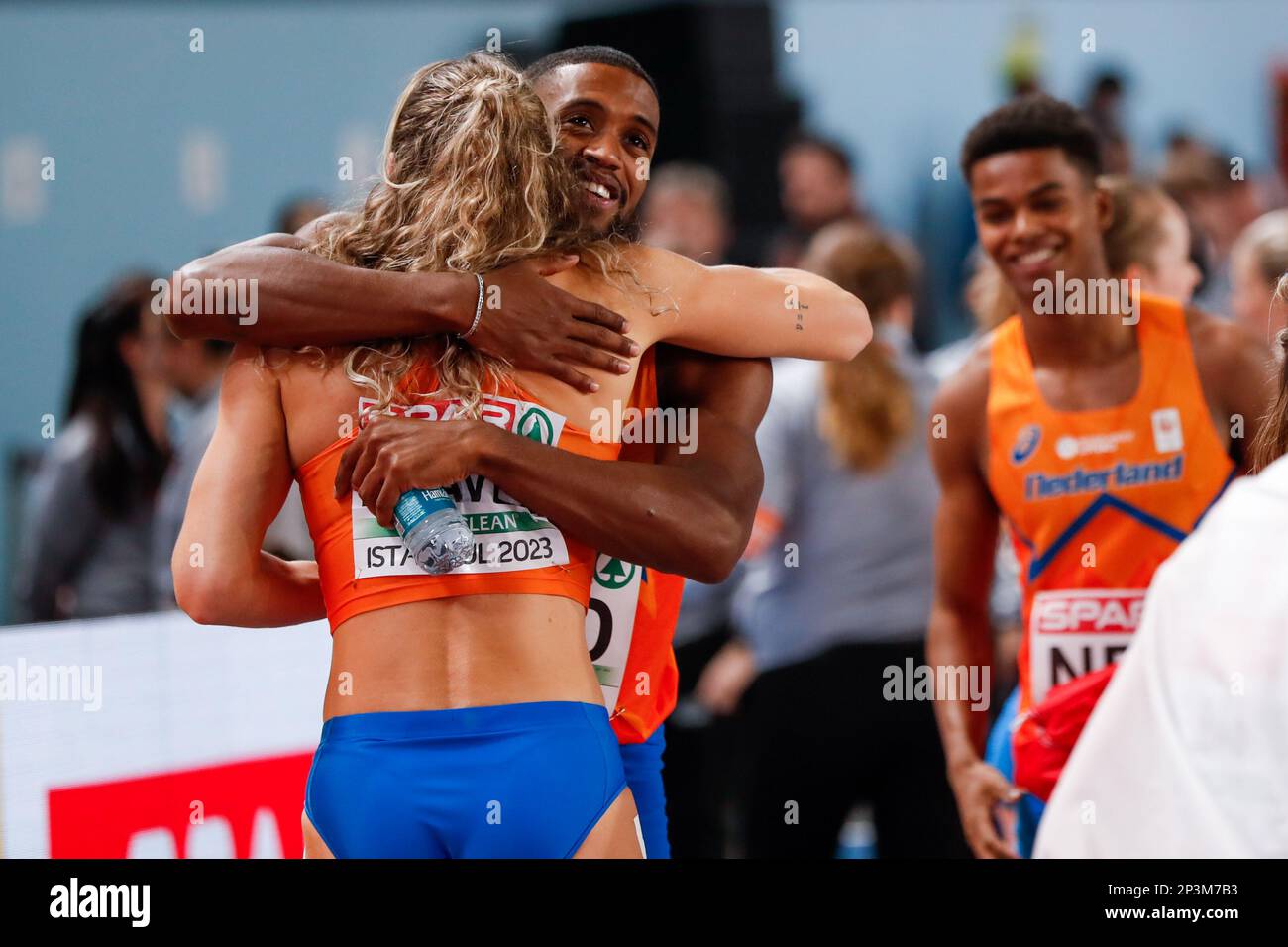 ISTANBUL, TURCHIA - 5 MARZO: Isayah Boers of the Netherlands e Lieke Klaver of the Netherlands in gara nelle 4x400m femminili durante il giorno 3 dei Campionati europei di atletica al coperto all'Atakoy Athletics Arena il 5 marzo 2023 a Istanbul, Turchia (Foto di Nikola Krstic/BSR Agency) Foto Stock