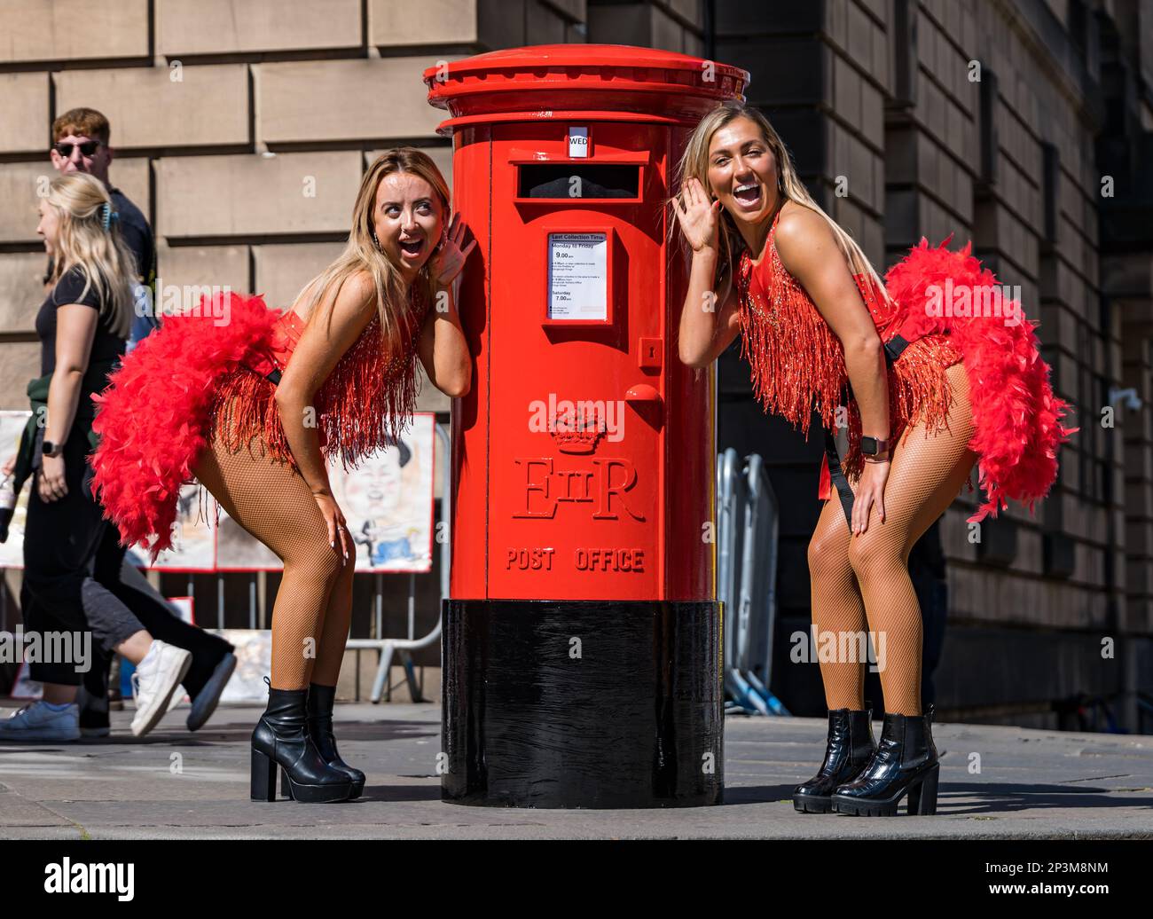 Fringe performer ballare ragazze con fake Postbox, Royal Mile, Edimburgo, Scozia, Regno Unito Foto Stock