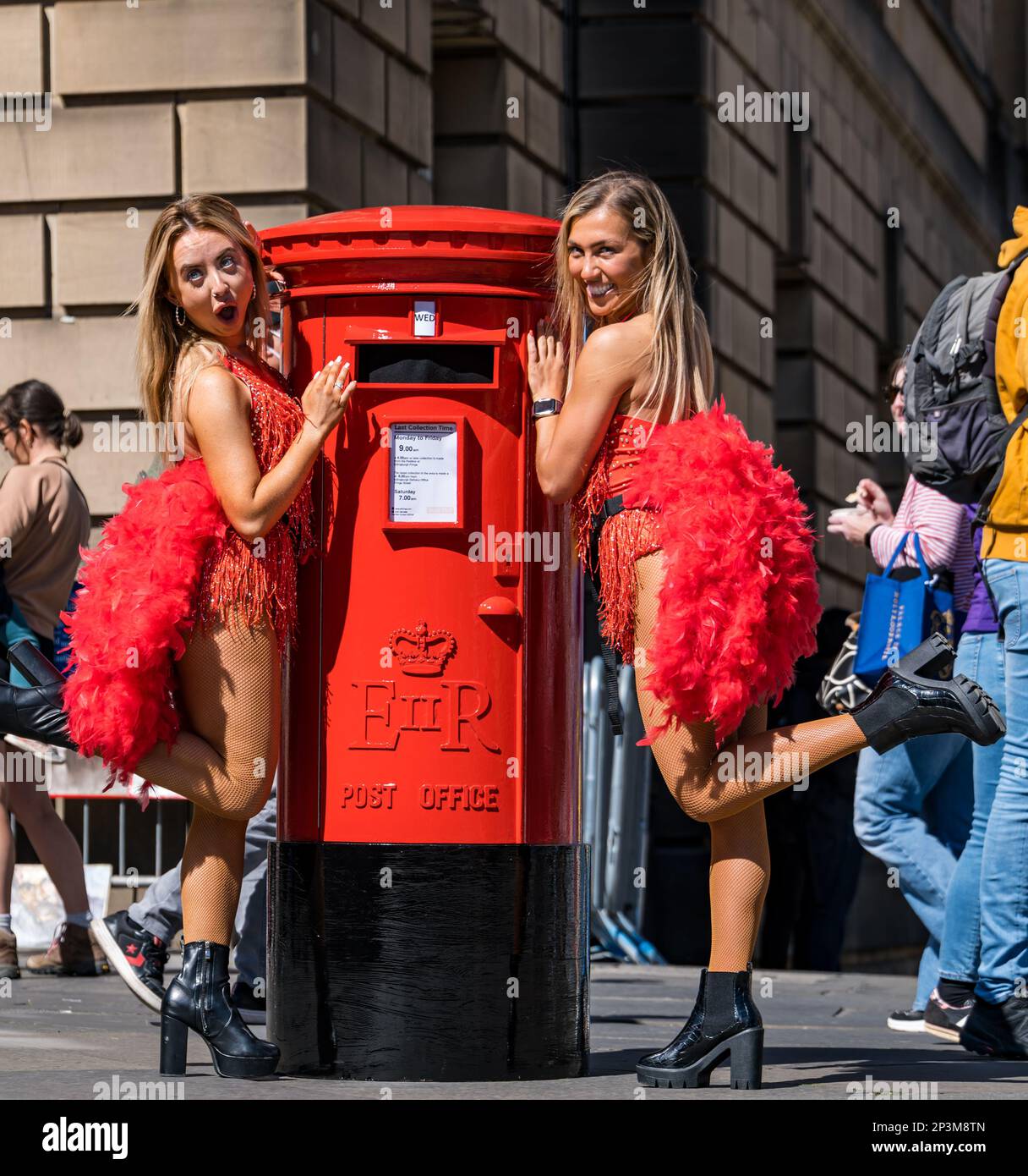 Fringe performer ballare ragazze con fake Postbox, Royal Mile, Edimburgo, Scozia, Regno Unito Foto Stock