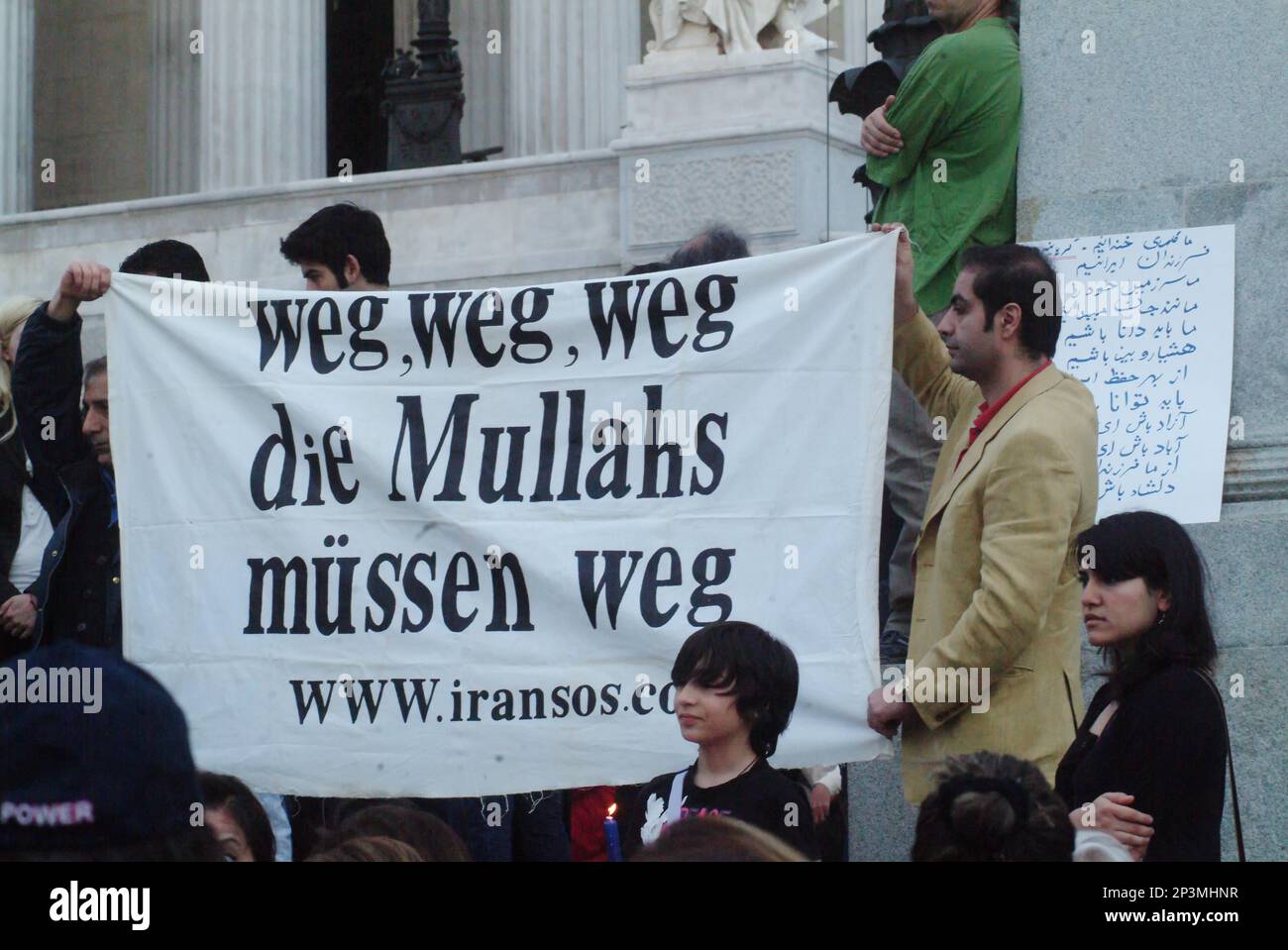 Vienna, Austria. 21 giugno 2009. Manifestazione anti Iran davanti al Parlamento a Vienna. Banner con la scritta "i mullah devono andare" Foto Stock