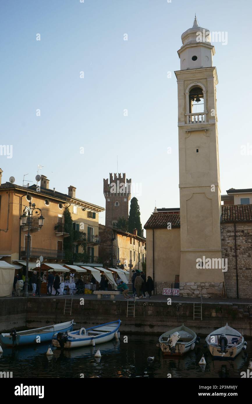 Porto di Lazise sul Lago di Garda, a destra la chiesa di San Nicolò, Lazise, Italia Foto Stock