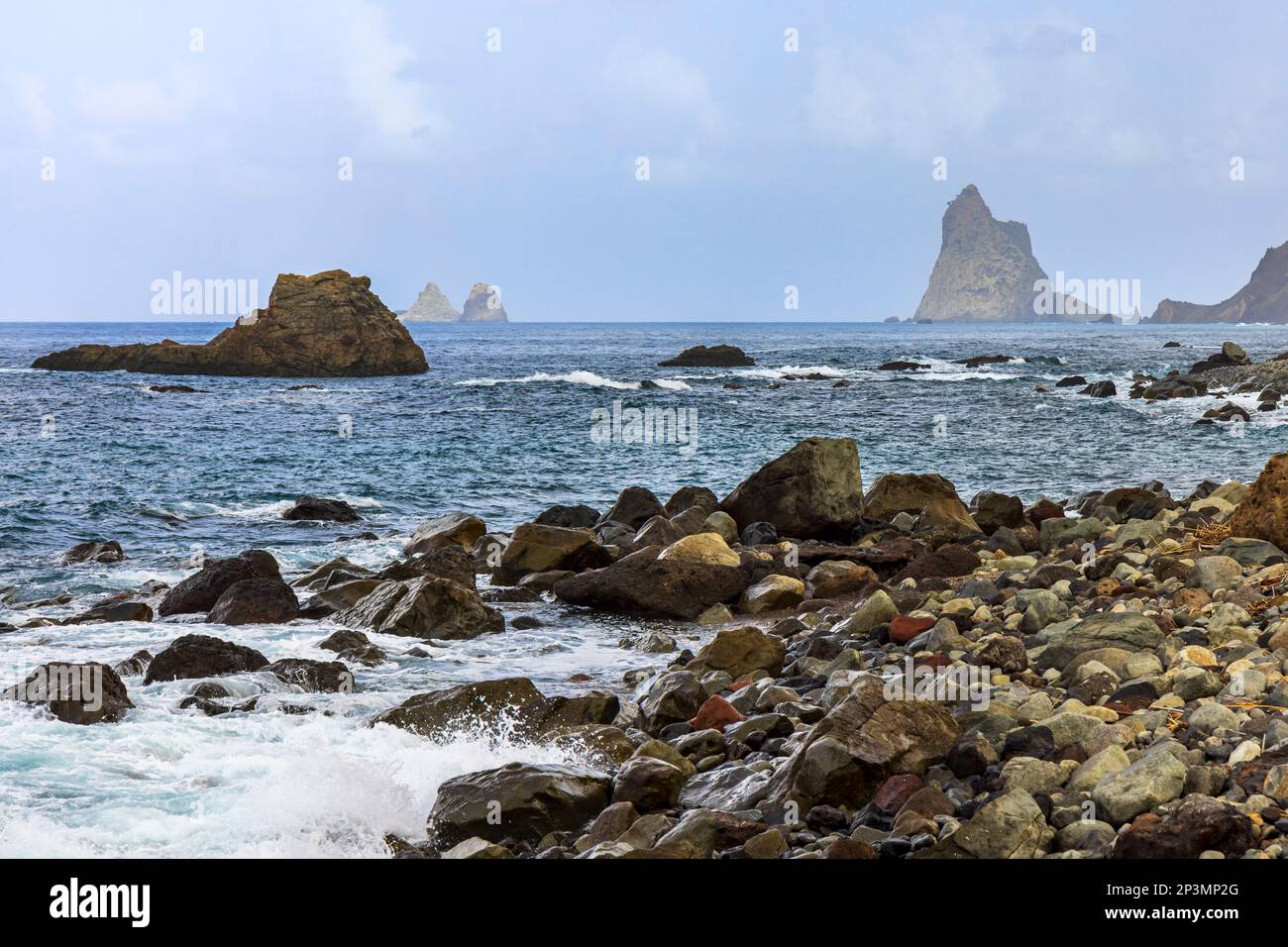 Los Galiones rocce vicino Roque de Las Bodegas spiaggia nella zona di Taganana, Tenerife, Spagna Foto Stock