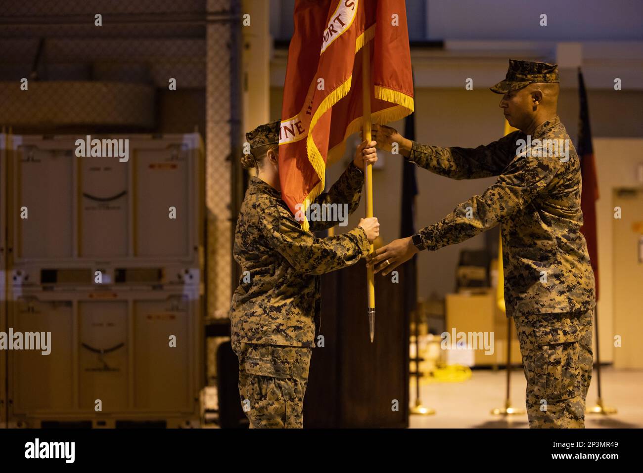 STATI UNITI Il corpo marino Sgt. Maj. Damian Sinanon saluta il Lt. Col. Nicole Penn durante un'assunzione di comando a Camp Foster, Okinawa, Giappone, 6 febbraio 2023. Il col. Penn assunse il comando dello Squadrone di supporto delle ali marine 172. Foto Stock