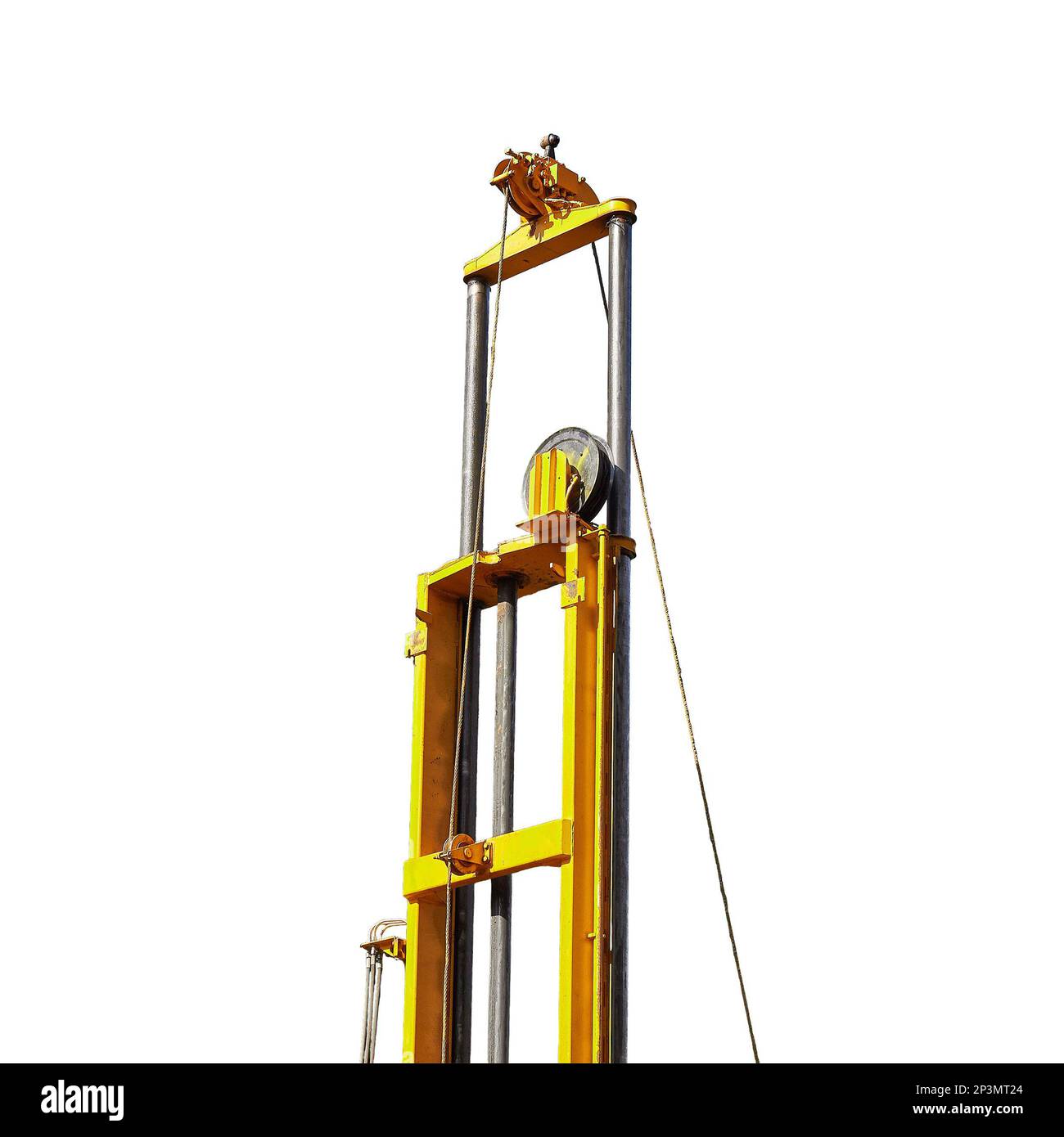 La rotazione del verricello del dispositivo di perforazione lavora su pozzi di perforazione, isolati su fondo bianco. I geologi dei sistemi di perforazione su un'auto di grandi dimensioni. Foto Stock