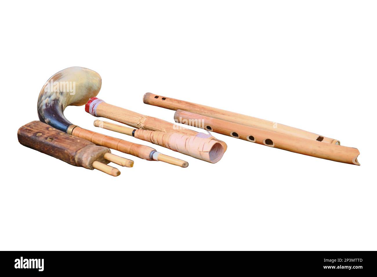 Un insieme di antichi strumenti musicali woodwind, isolati su sfondo bianco. Tubi retrò, flauti e corna sul tavolo, stile di vita. Foto Stock