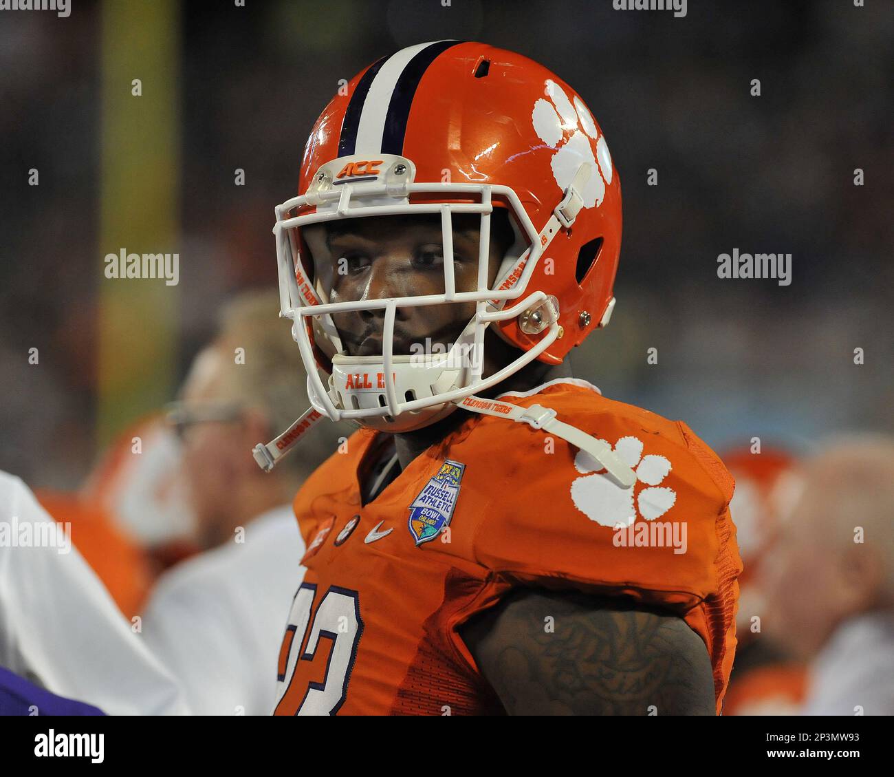 Defensive end Corey Crawford (93) of the Clemson Tigers watches play against the Oklahoma Sooners in the Russell Athletic Bowl December 29, 2014 in Orlando, Florida. Clemson won 40 - 6. (AP Photo / Al Messerschmidt) Foto Stock