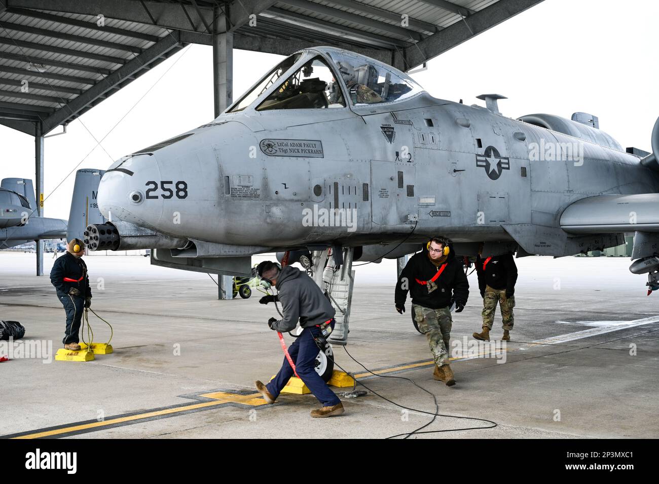 I militari con lo Squadron di manutenzione degli aeromobili 127th, la base della Guardia Nazionale Selfridge Air, Michigan, effettuano la manutenzione post-volo su un aeromobile A-10 Thunderbolt II, 10 gennaio 2023. Le procedure post-volo sono critiche e gli Airmen del 127th AMXS sono incaricati di eseguire controlli dettagliati al momento del recupero garantendo che la pelle esterna e i sistemi visibili di questo getto complesso rimangano pronti per l'aria. Foto Stock