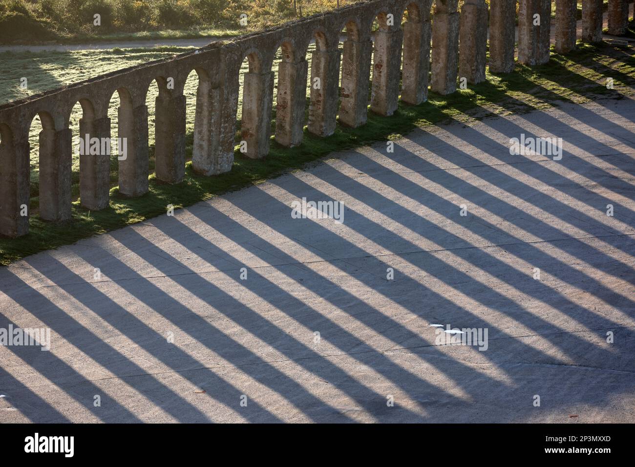 Acquedotto Usseira costruito nel 1573 illuminato al mattino presto luce del sole con ombre, Obidos, regione centrale, Portogallo, Europa Foto Stock