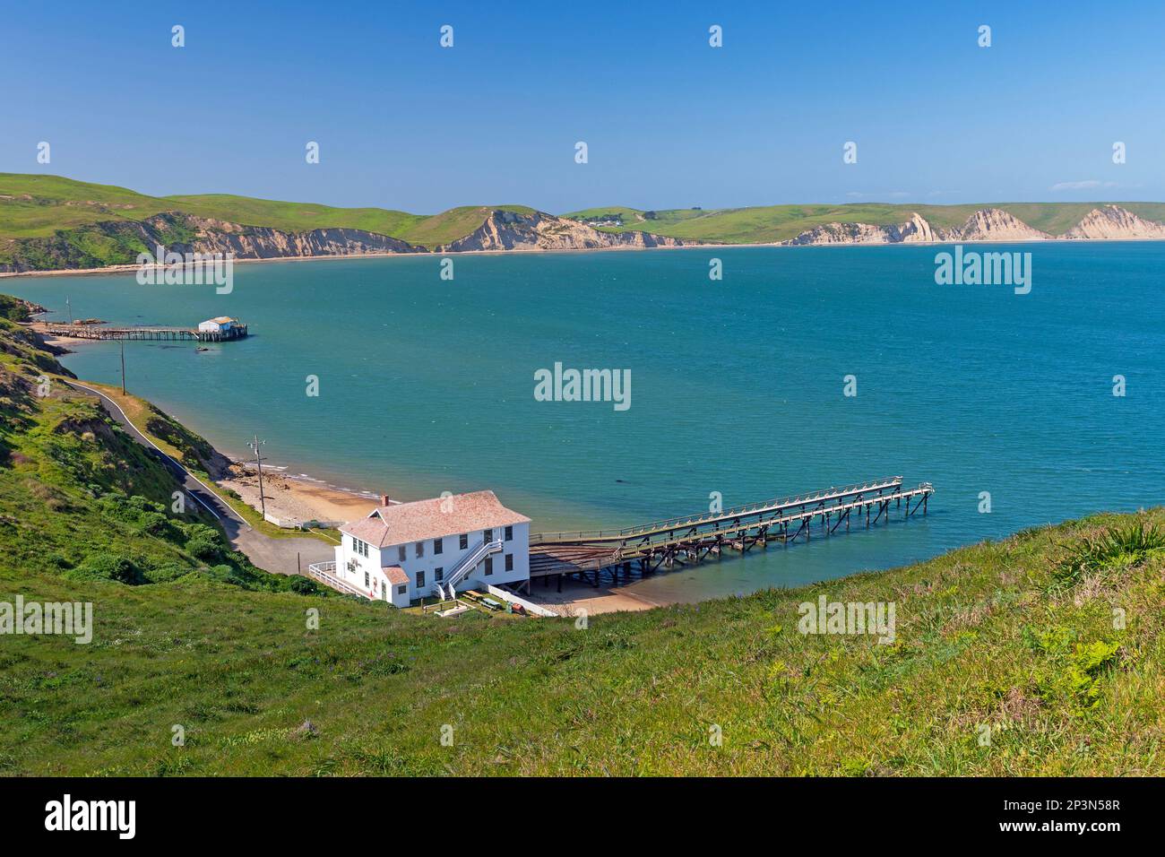 Stazione di salvataggio abbandonata in un calmo Cove in Point Reyes National Seashore in California Foto Stock