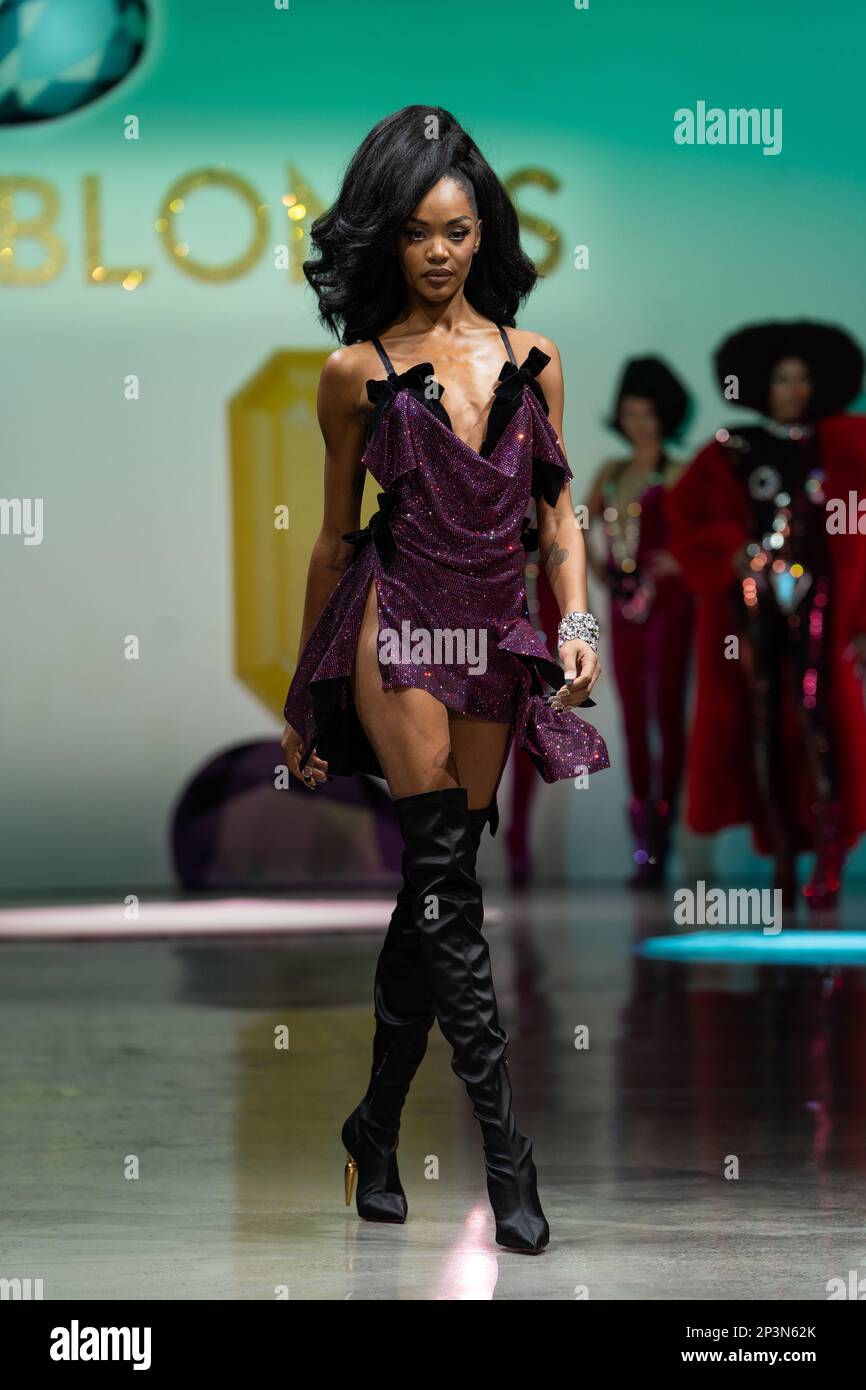 NEW YORK, NEW YORK - FEBBRAIO 15: Un modello cammina sulla pista indossando la collezione Blonds Fall 23 durante la settimana della moda di New York: Gli spettacoli al Galler Foto Stock