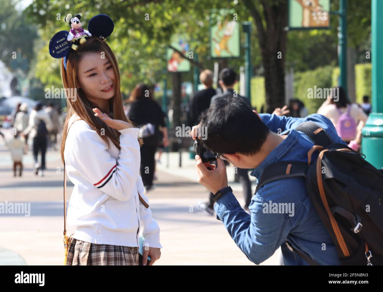 I visitatori vengono fotografati a Hong Kong Disneyland il primo giorno senza maschera. A partire da marzo 01, agli Hongkongers non sarà più richiesto di indossare maschere all'interno o all'esterno, o su mezzi di trasporto pubblici. 01MAR23 SCMP /K. Y. Cheng Foto Stock