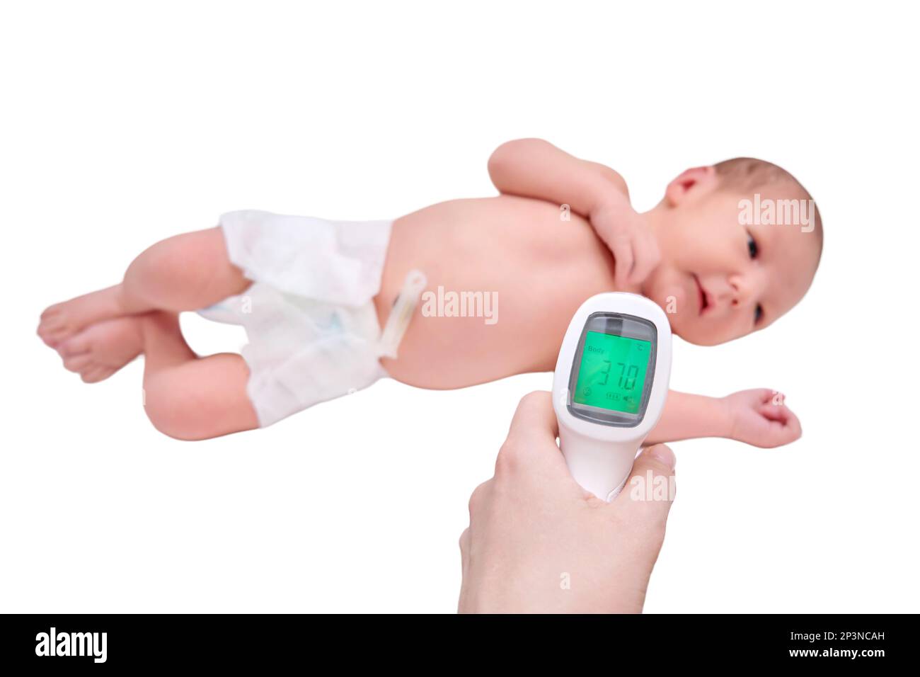 La mamma misura la temperatura corporea di un neonato con un termometro  senza contatto, isolato su sfondo bianco Foto stock - Alamy