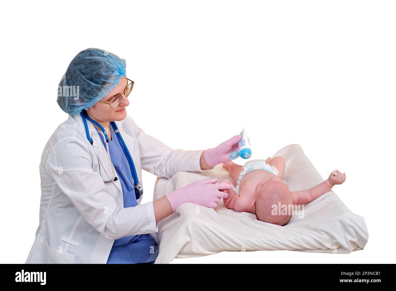 Il medico spalma una crema sulla pelle di un neonato, isolata su uno sfondo bianco. Infermiere dermatologo in uniforme. Bambino di due mesi Foto Stock