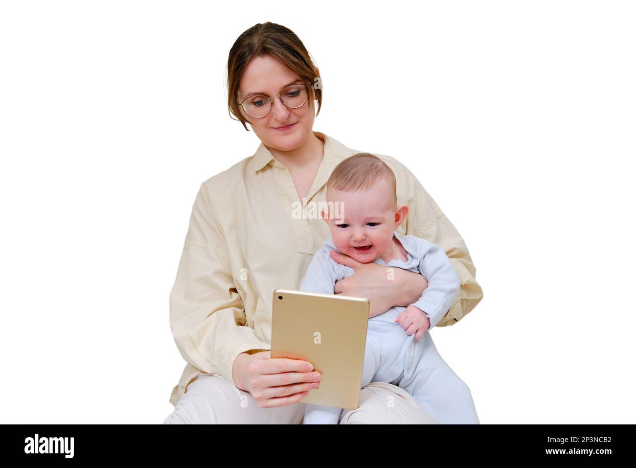 Donna felice madre con il bambino che guarda in un tablet digitale mentre si siede sul divano di casa nel soggiorno, isolato su uno sfondo bianco. Bambino di sei anni Foto Stock