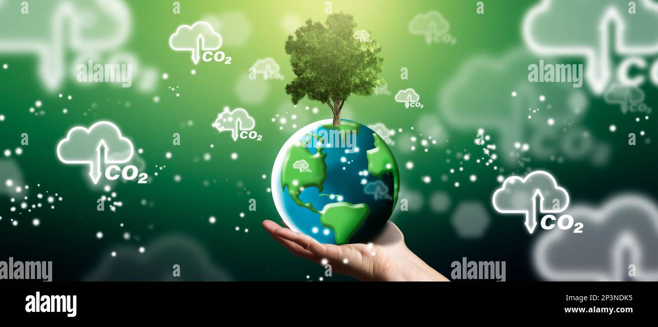 Zero emissioni e concetto di carbonio neutro nelle mani dell'uomo che tiene il pianeta verde terra. Energia rinnovabile da 2050 energia a carbonio neutro. Zero netto Foto Stock
