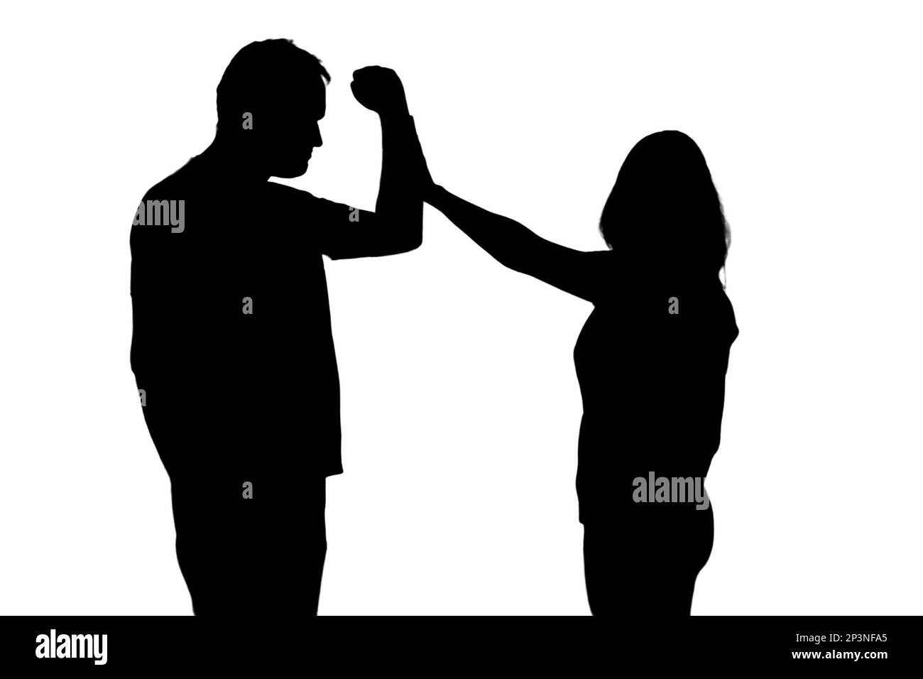 Silhouette di combattimento uomo e donna, concetto di violenza domestica. Coppia marito e moglie che hanno problemi di relazione, isolato su uno sfondo bianco Foto Stock