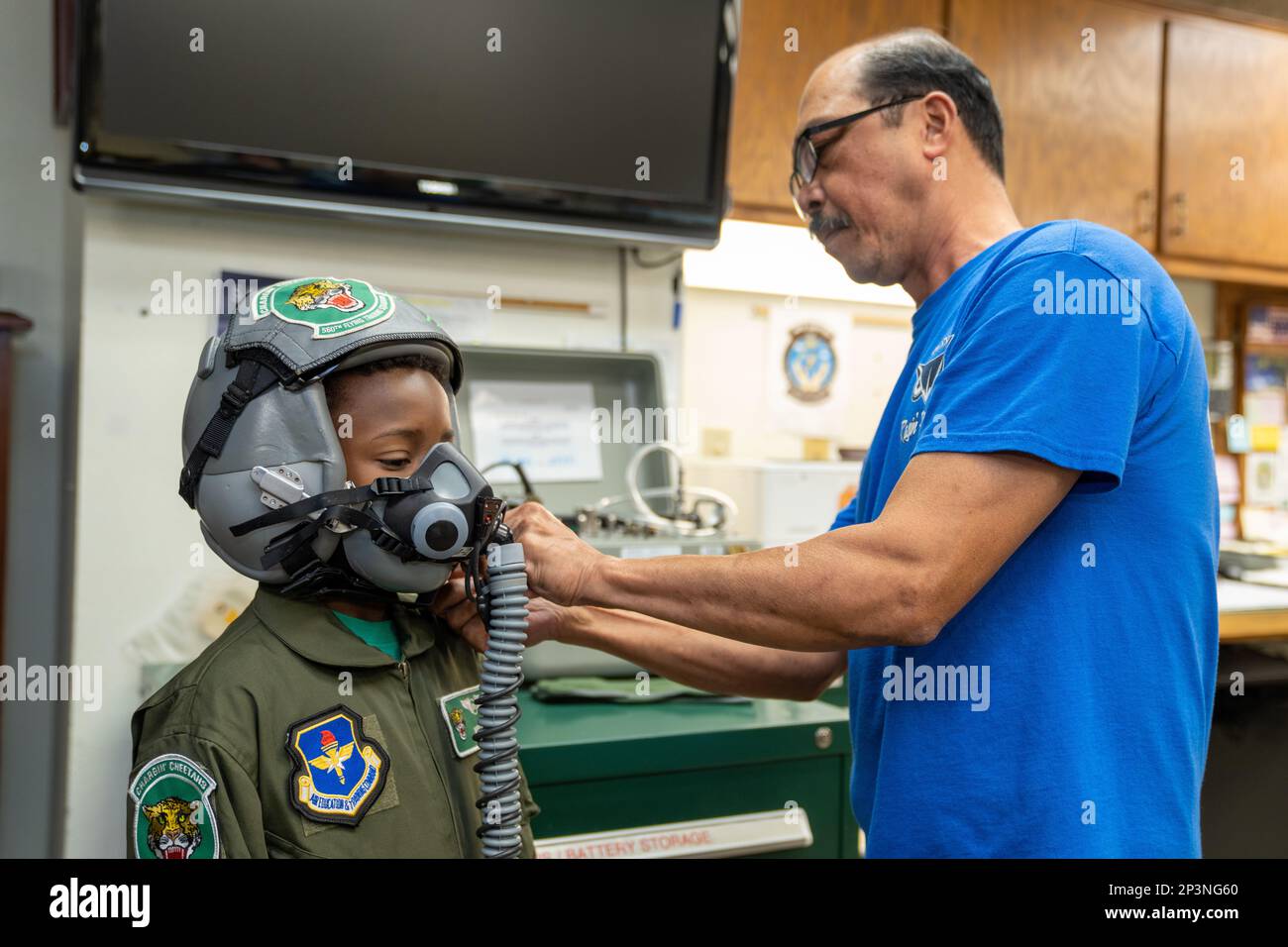 Michael Deigh si indossa per un casco da volo durante il suo tour della 560th Flying Training Wing come parte del programma “Pilot for a Day”, 13 gennaio 2023, Joint base San Antonio-Randolph, Texas. Il programma supporta i bambini con disabilità per tutta la vita e malattie gravi, fornendo loro un'esperienza unica nella vita di un americano Pilota dell'aeronautica. Deigh ha trascorso la giornata con lo Squadrone di addestramento al volo 560th, facendo un giro sull'aereo e visitando le unità nello squadrone. Foto Stock