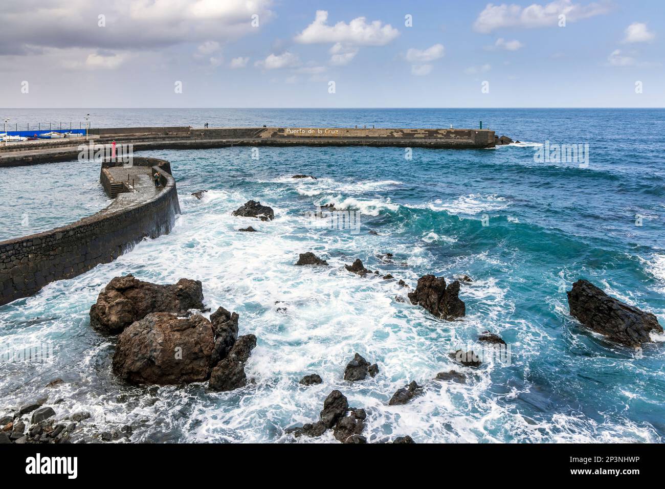 Ingresso al porto e molo di pesca a Puerto de la Cruz, nel nord di Tenerife, Isole Canarie. Foto Stock